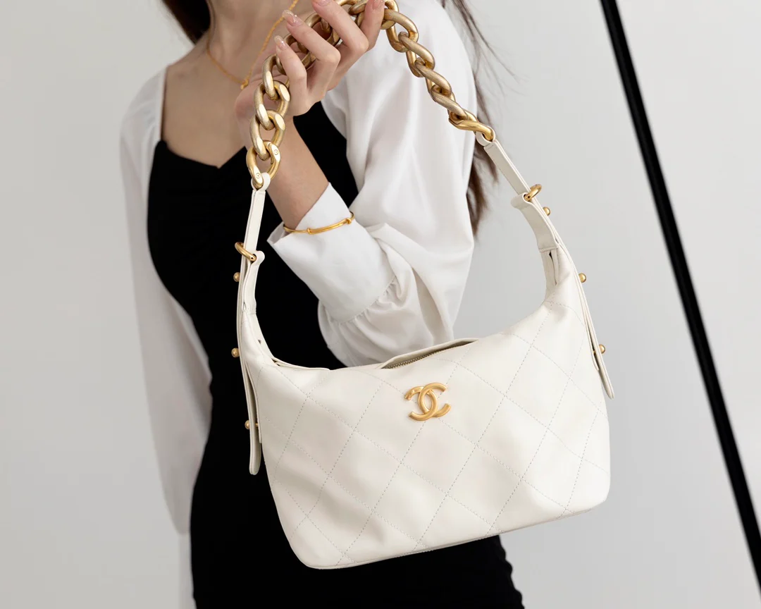 Новая модель Chanel 2022 года - массивная сумка-худи на цепочке - белая