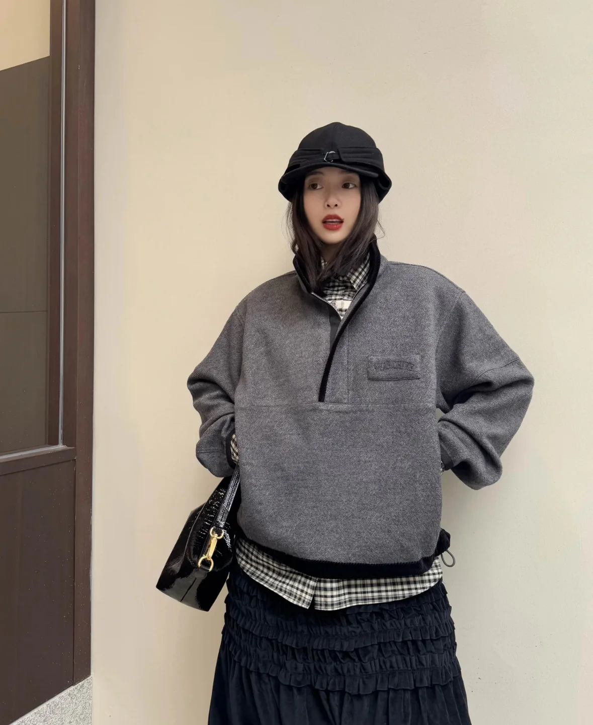 Косметичка/сумка для обеда Miu Miu из лакированной кожи — фото в действии.