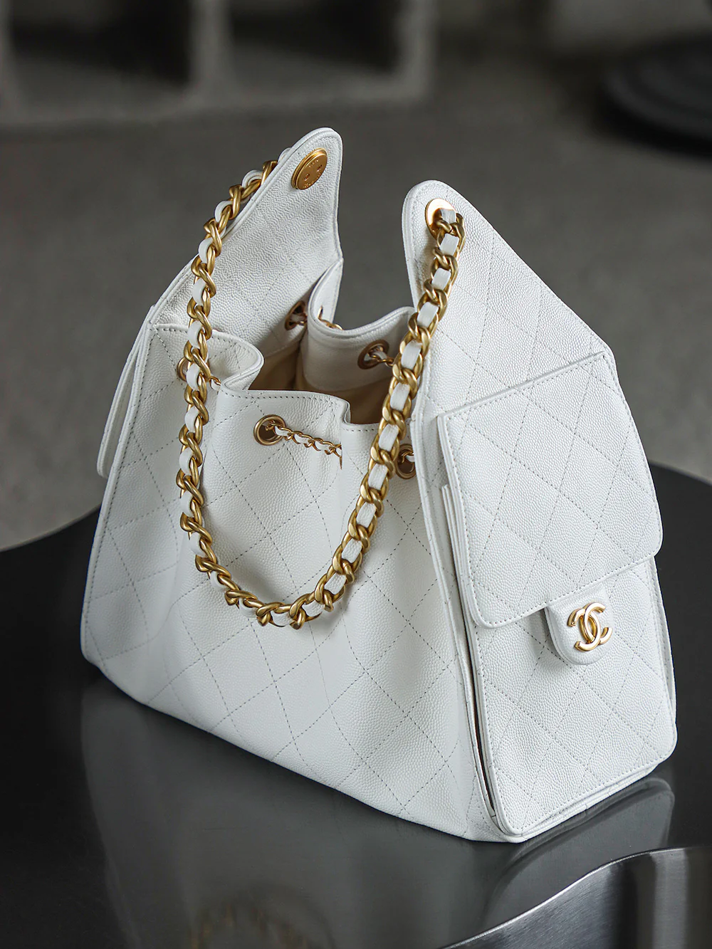 Сумка-хобо Chanel 25c Hippie, белая, маленькая, с золотой пряжкой.