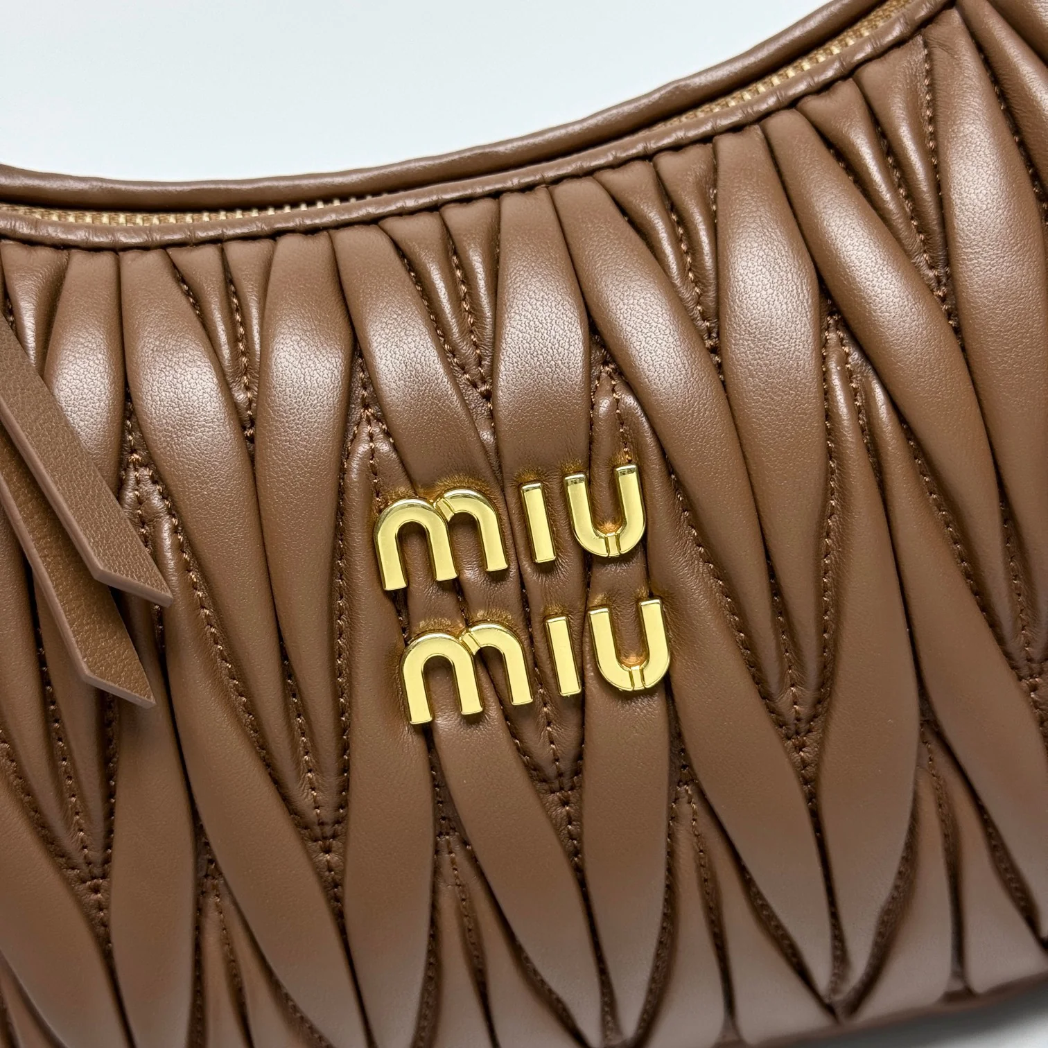 Сумка Miu Miu Wander — маленькая, из овечьей кожи — шоколадного цвета.