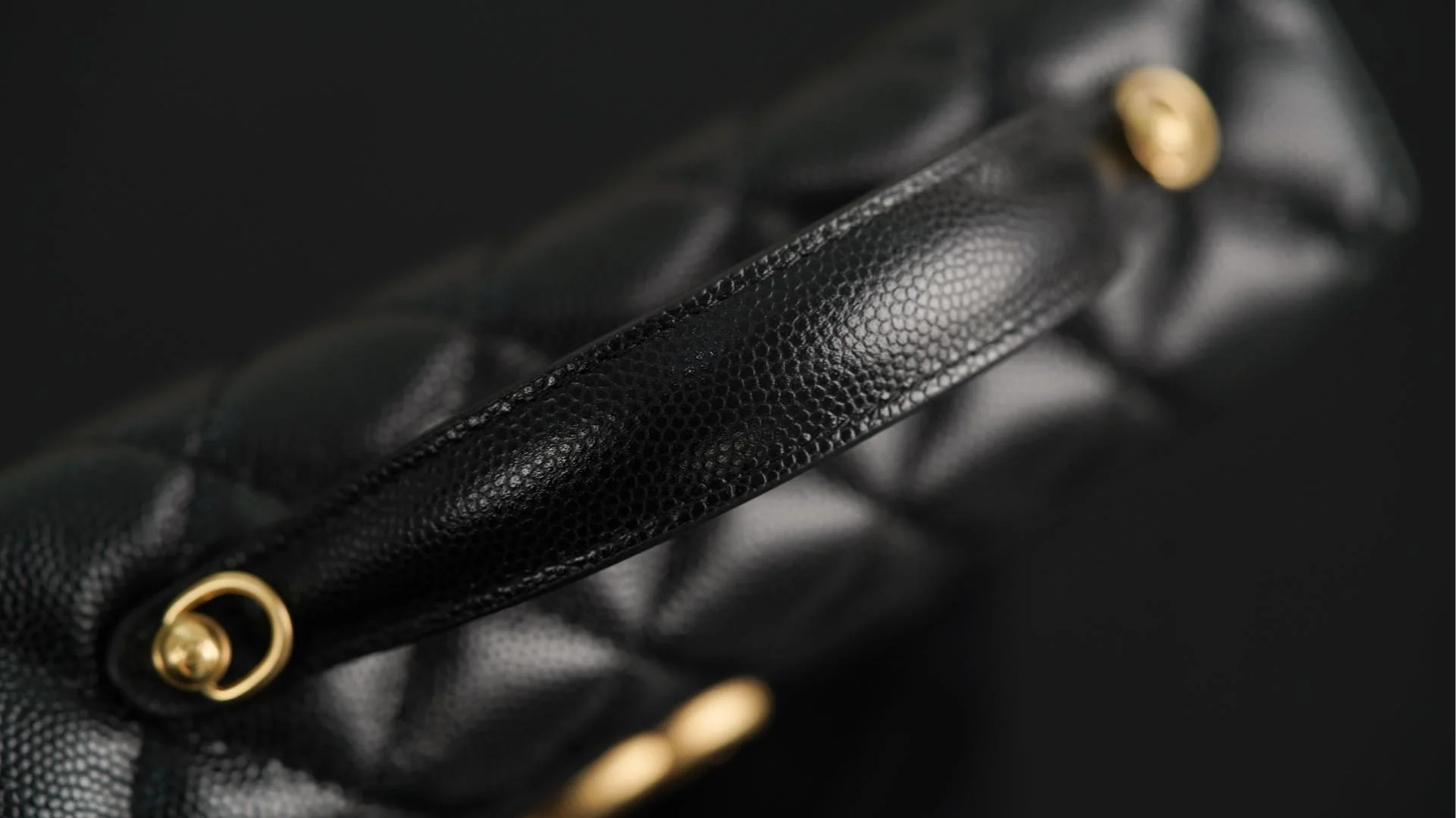 Сумка для ланча Chanel 25p Lychee Beef - черно-золотая