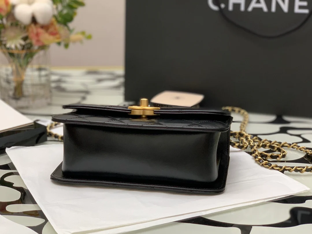 Сумка Chanel Double Gold Ball Flap Bag - 19 см - из черной овечьей кожи с золотой фурнитурой.