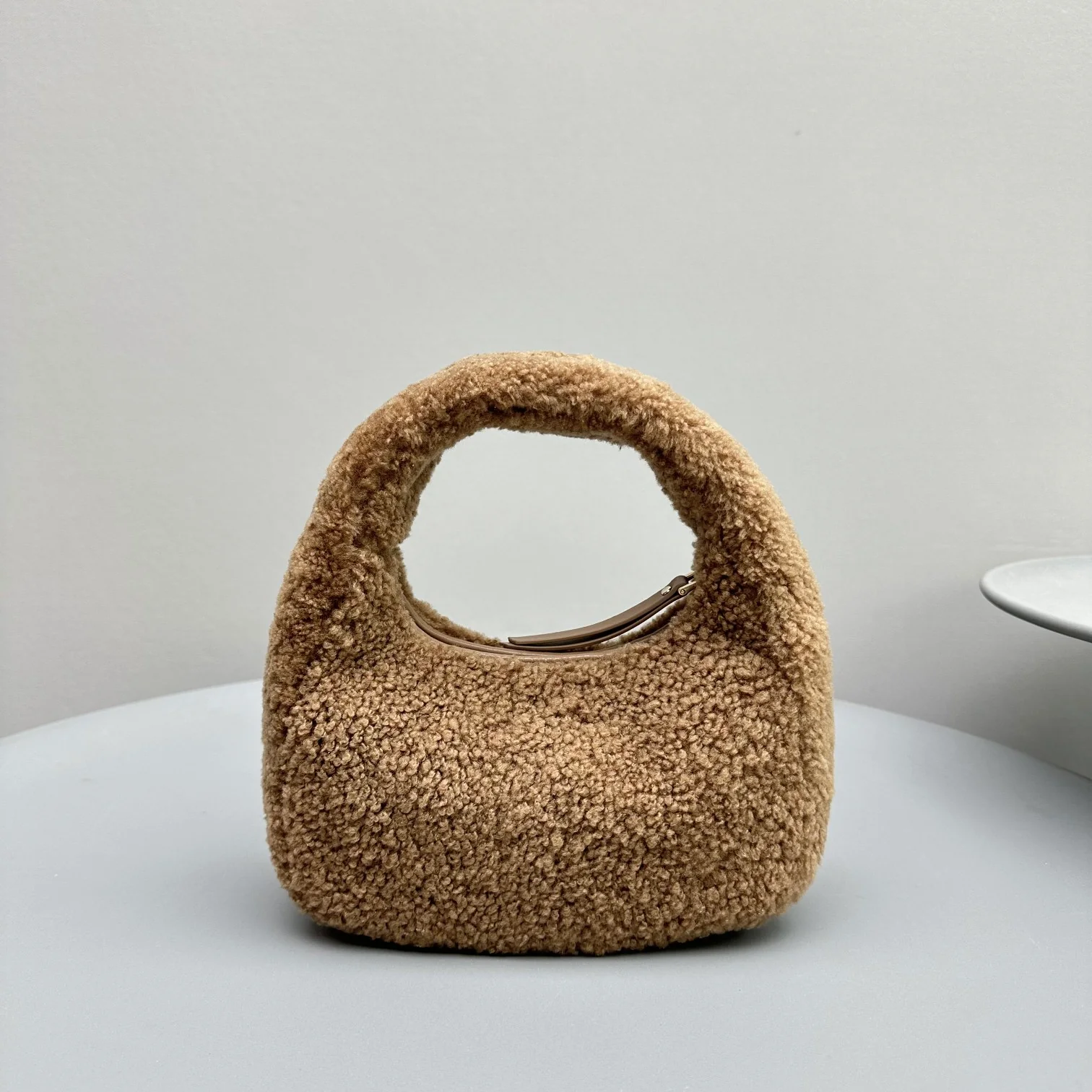 Сумка Miu Miu Wander, маленькая, коричневая, из овечьей шерсти.