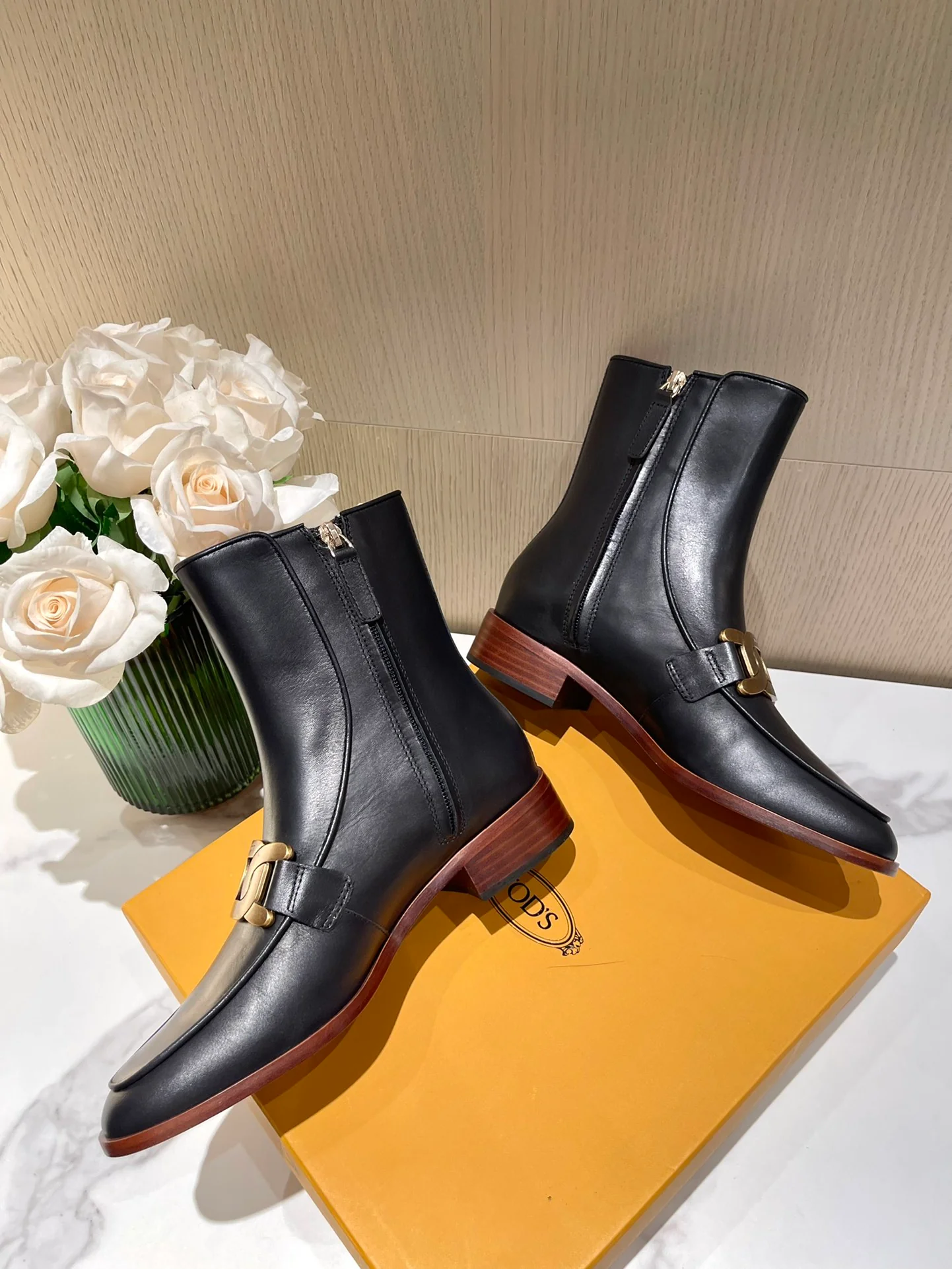 Tods - Новинка сезона осень/зима 2022 - Ботильоны на толстом каблуке крупной вязки с золотой пряжкой - 3