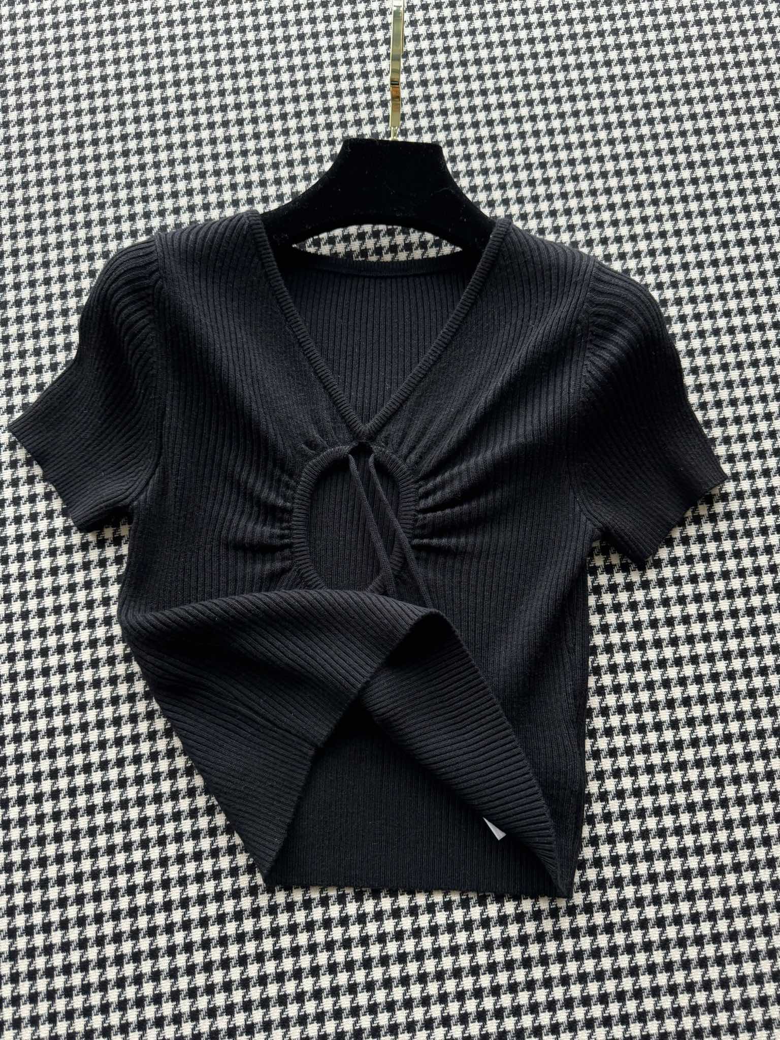 Celine - 2404 - 24 Новая вязаная блузка с короткими рукавами и ажурным сердечком на шнуровке для ранней весны - Черная