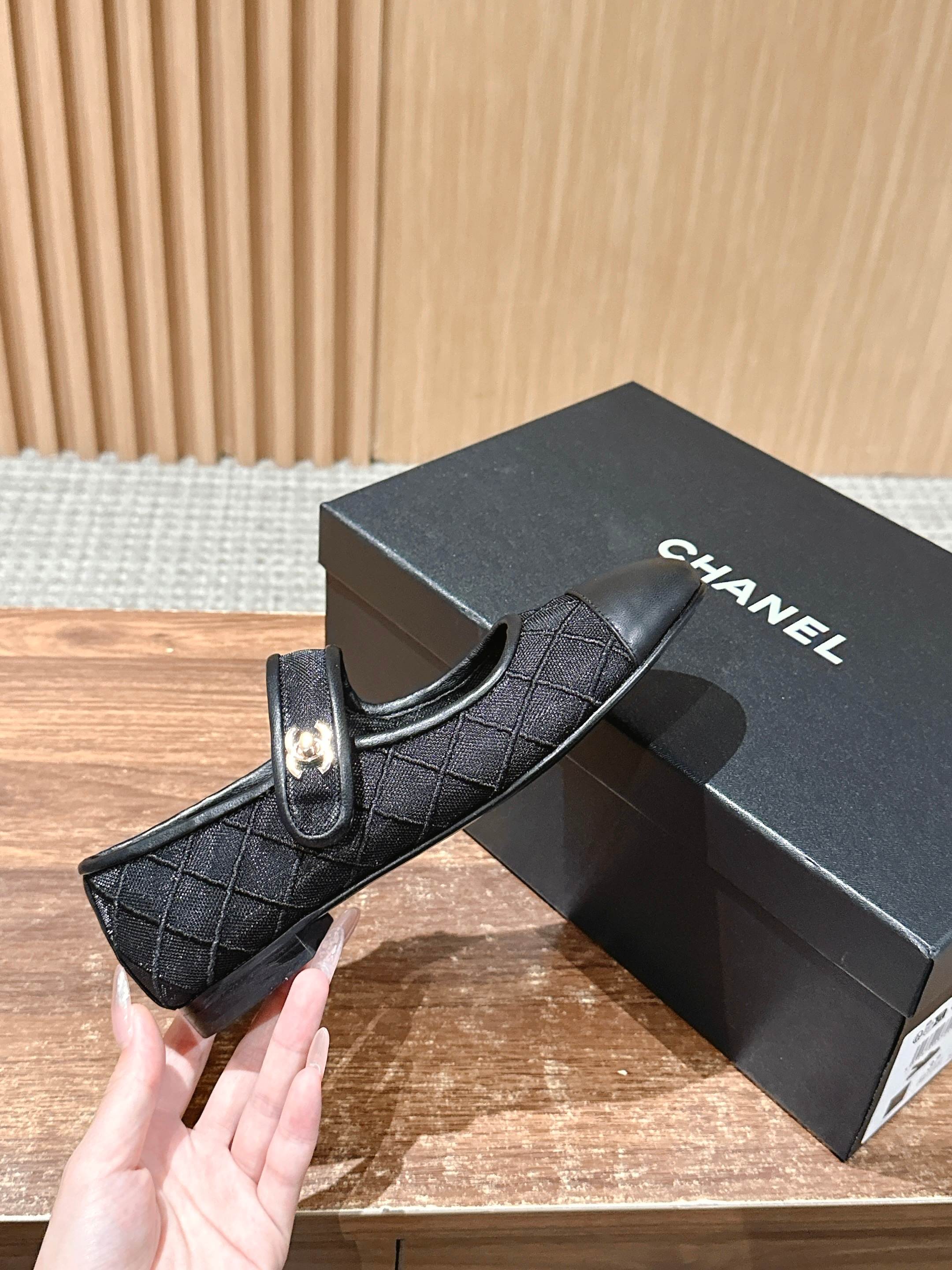 Новинка сезона весна/лето 2025 от Chanel - Сетчатые туфли Мэри Джейн - Черные