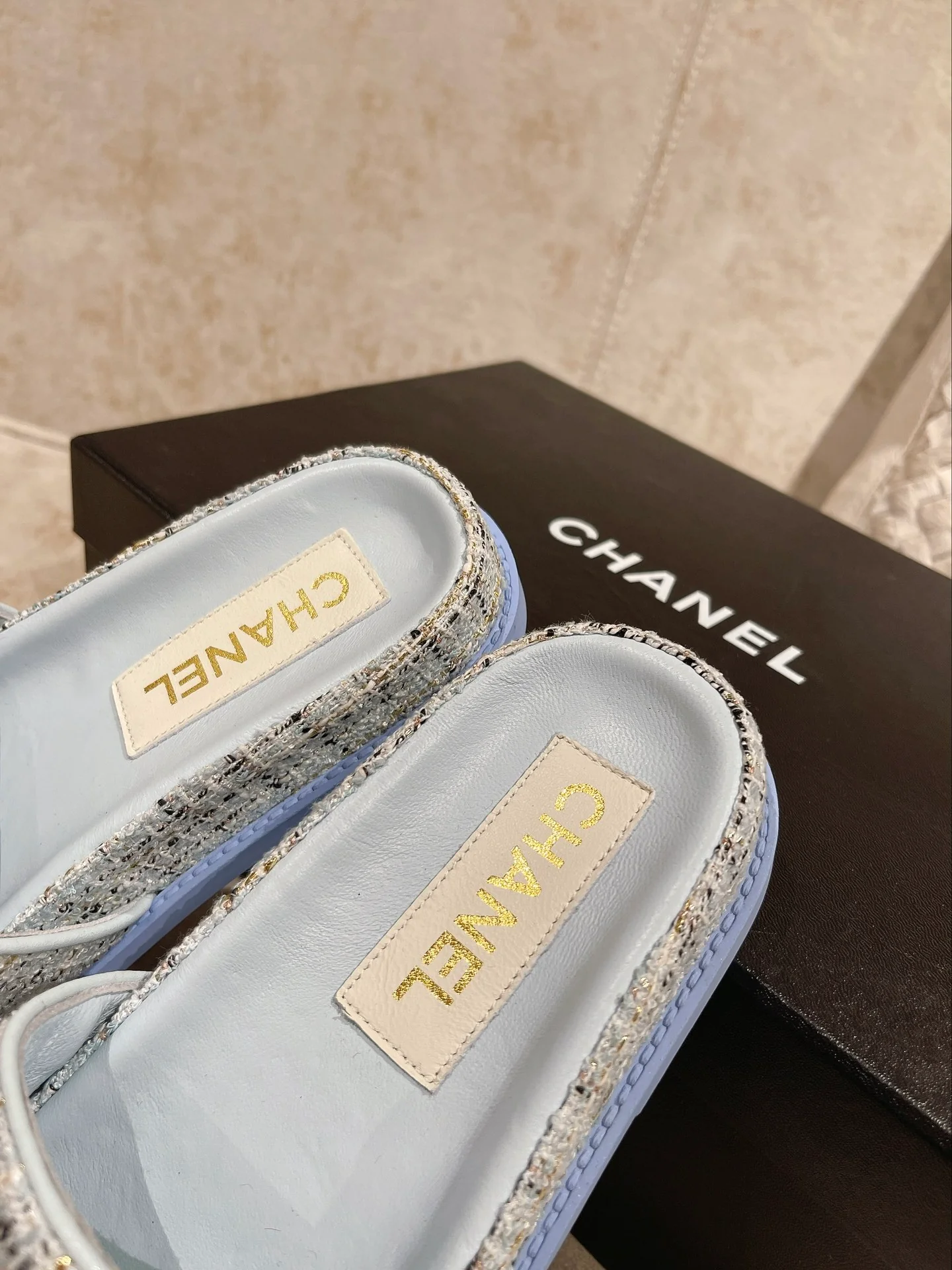 Новинка сезона весна/лето 2023 от Chanel - Шерстяные тапочки - Синие