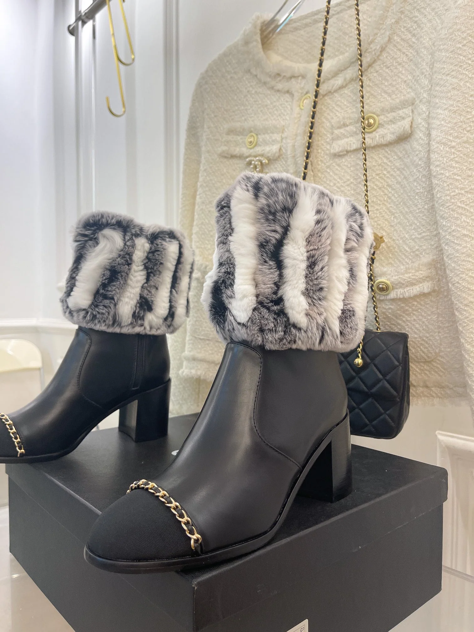 Новинка весны 2022 года от Chanel - Ботильоны на массивном каблуке с меховой отделкой - Черные