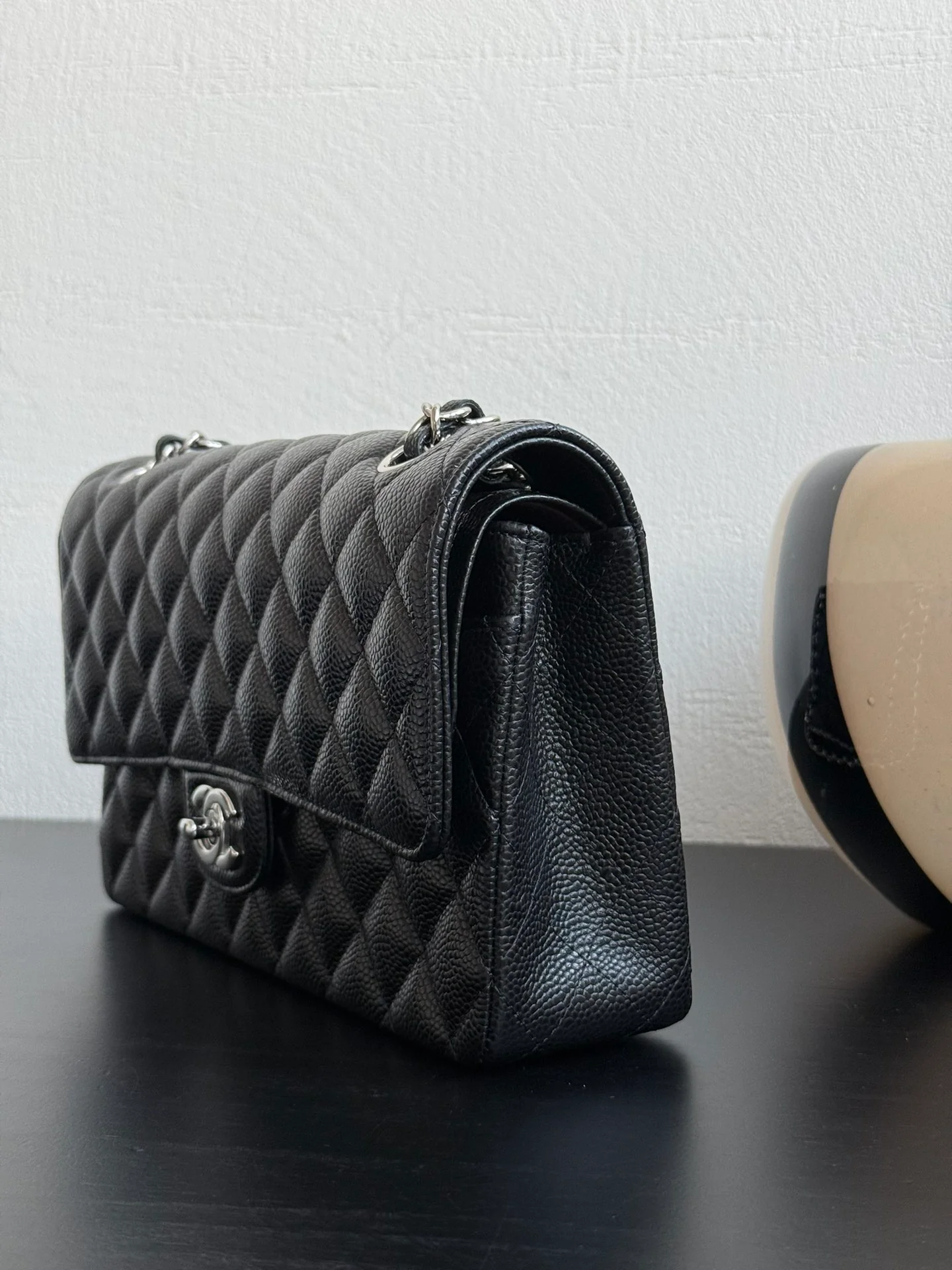 Сумка Chanel CF25 из зернистой кожи с серебристой фурнитурой и цепочкой — черная.