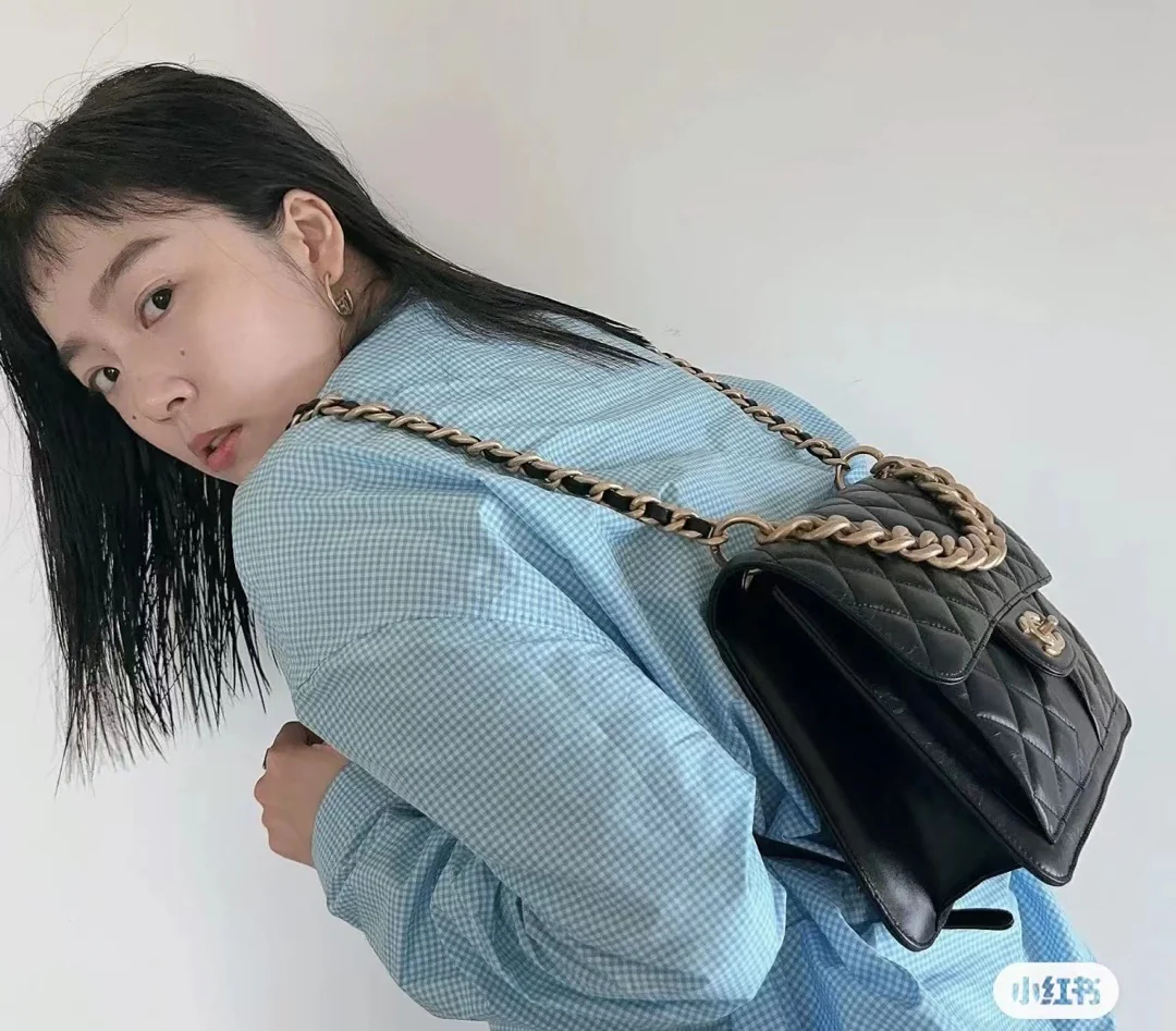 Новинка сезона весна/лето 2023 от Chanel - винтажный кожаный рюкзак на двоих - фотографии в действии.