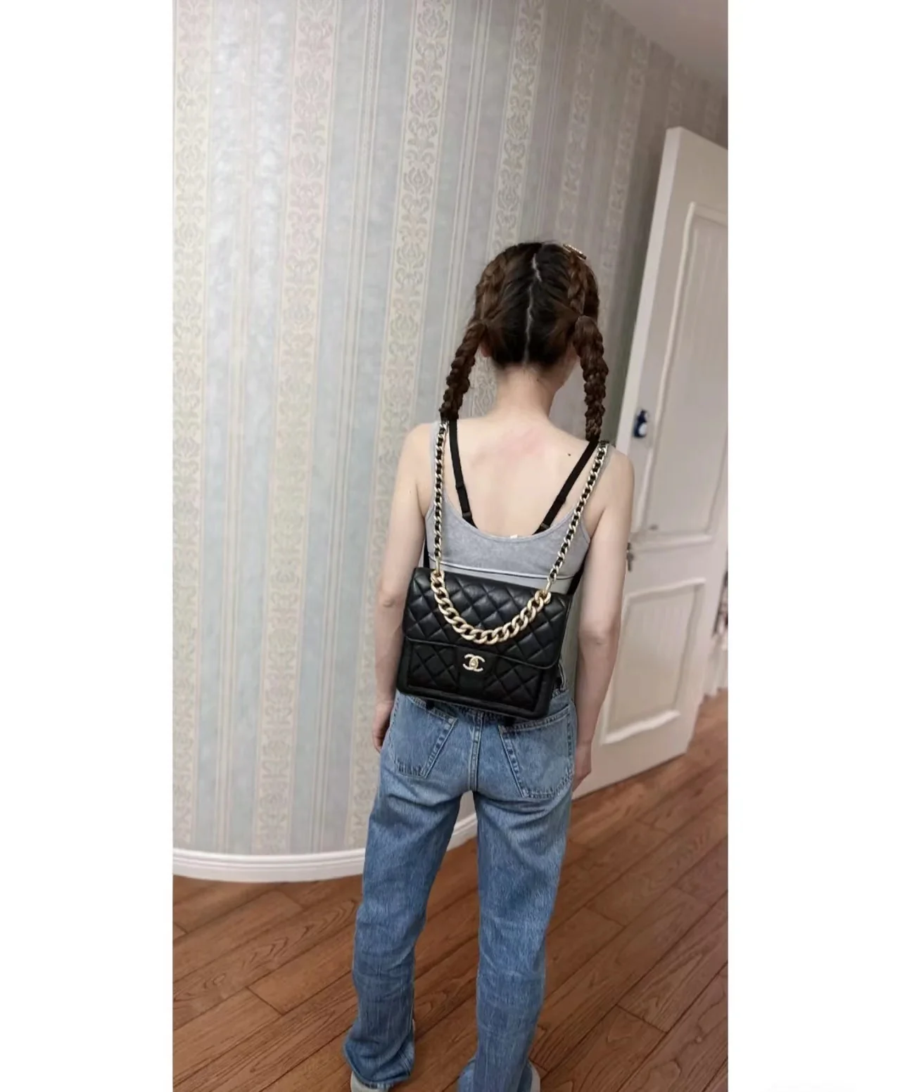 Новинка сезона весна/лето 2023 от Chanel - винтажный кожаный рюкзак на двоих - фотографии в действии.