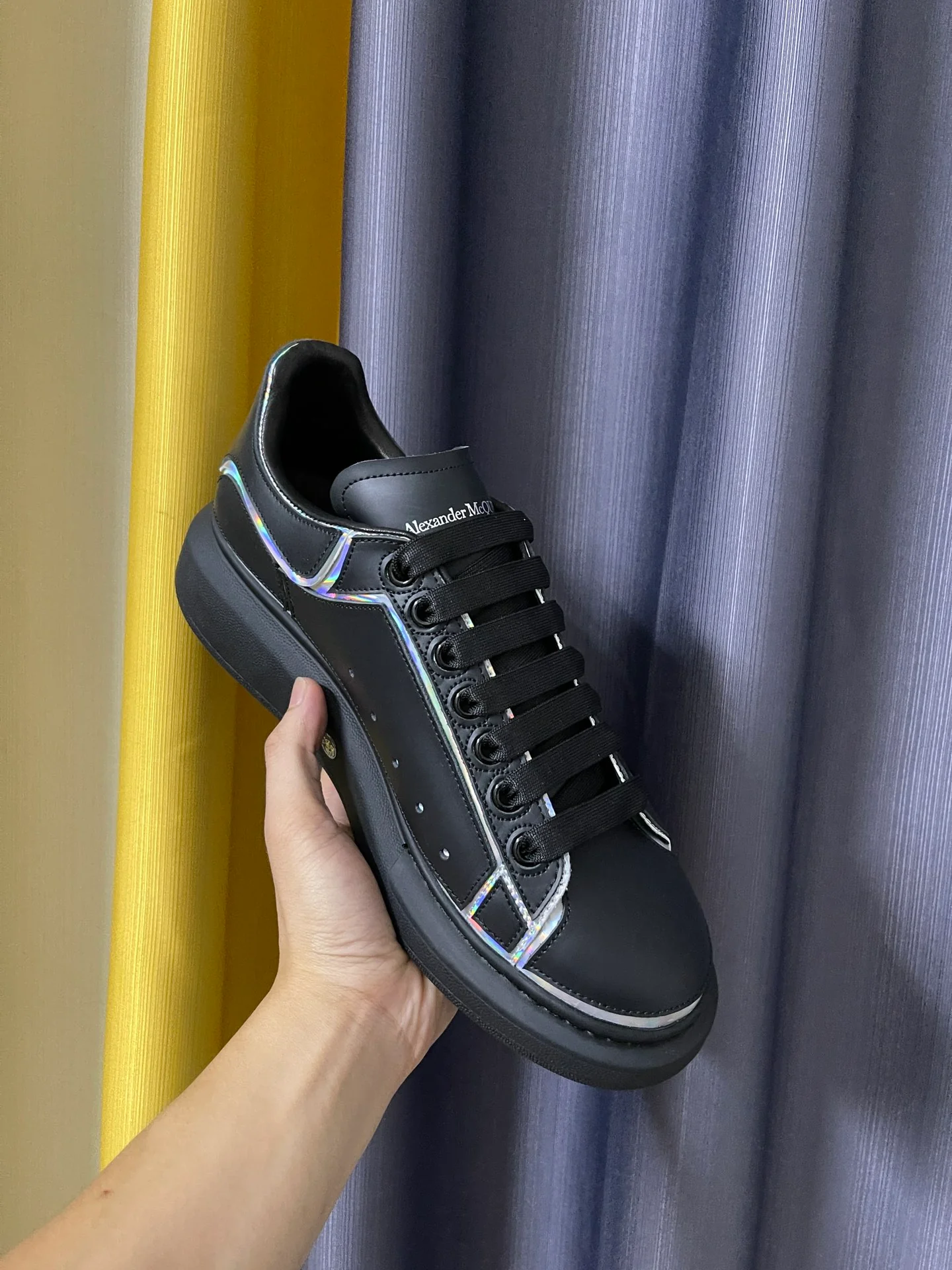 Классические белые кроссовки McQueen - унисекс - серебристо-черная кожа с лазерной перфорацией