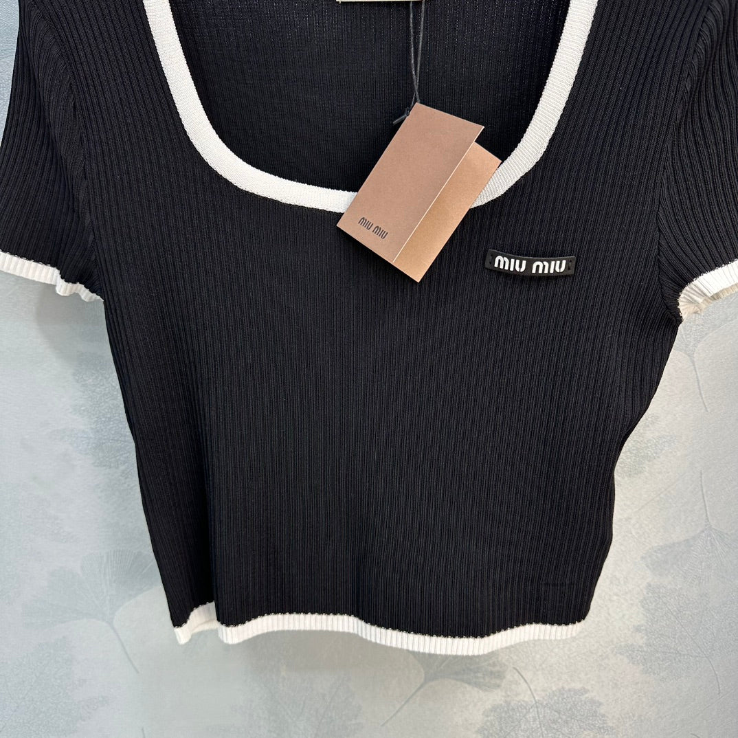 Miu Miu - 2404 - Весна 2024, шелково-хлопковый топ с U-образным вырезом и короткими рукавами.