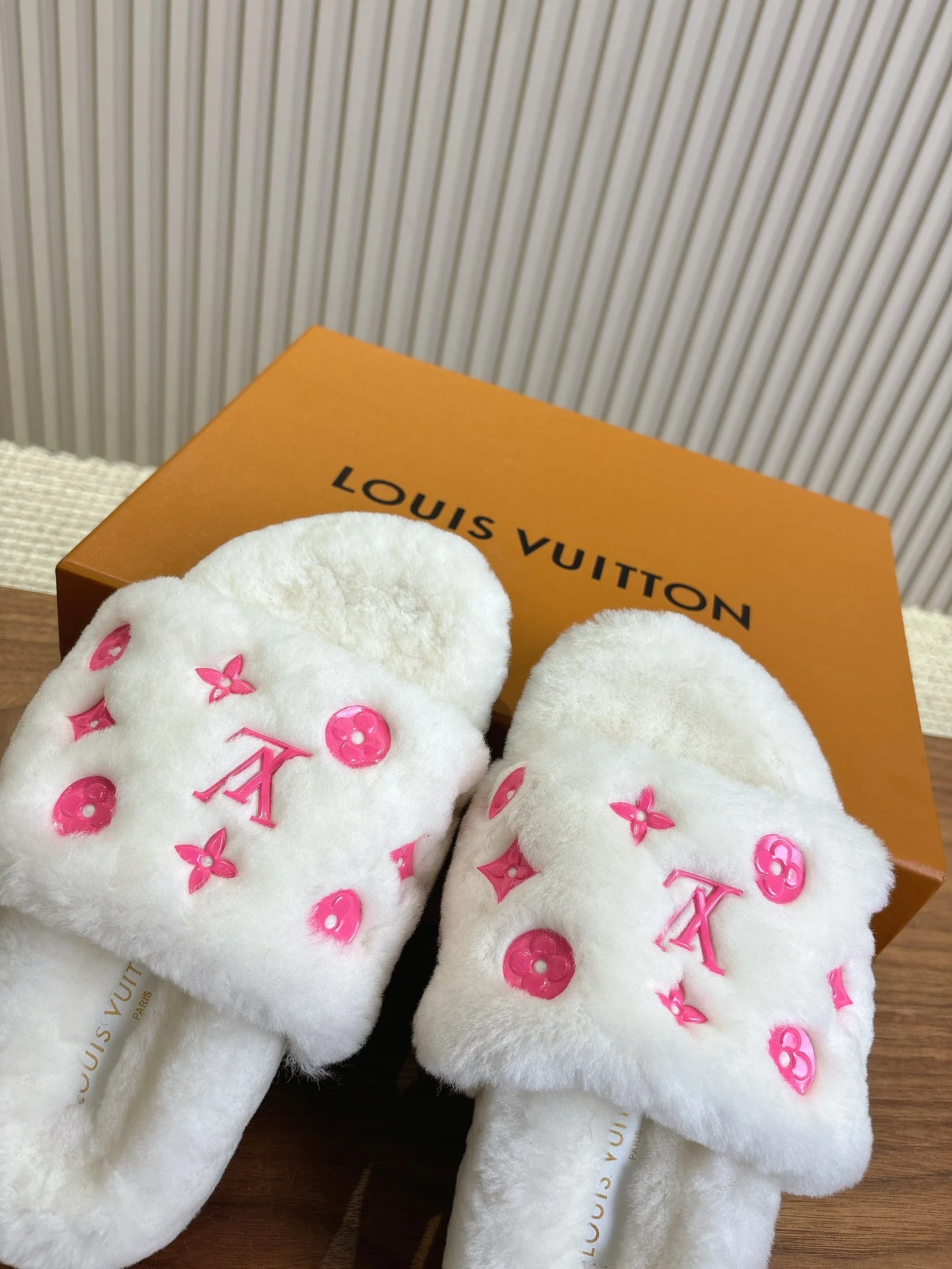 LV-2024 Шерстяные тапочки - Белые