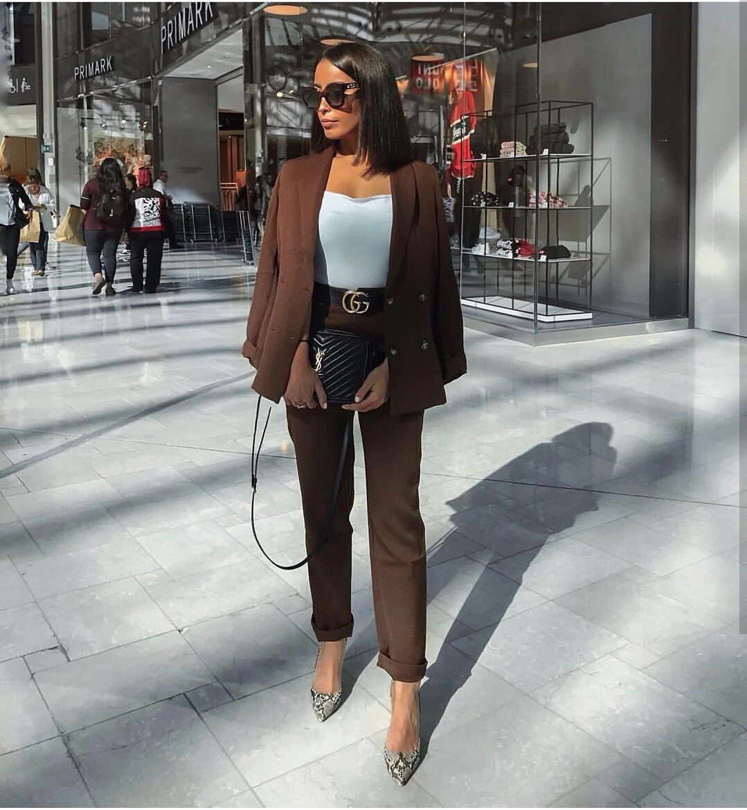 Фотосумка YSL Lou Bag — черная с золотой фурнитурой.