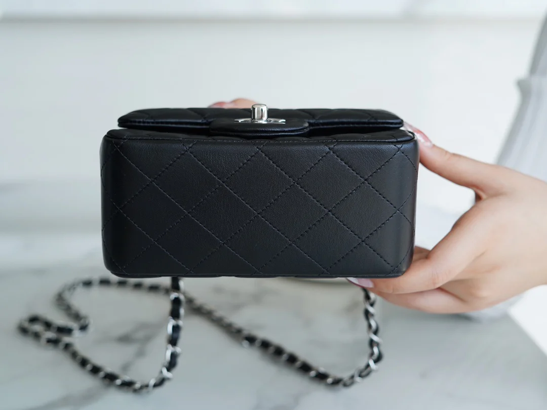 Часы Chanel CF Square Fat Man - 18 см - из черной овечьей кожи с серебряной пряжкой