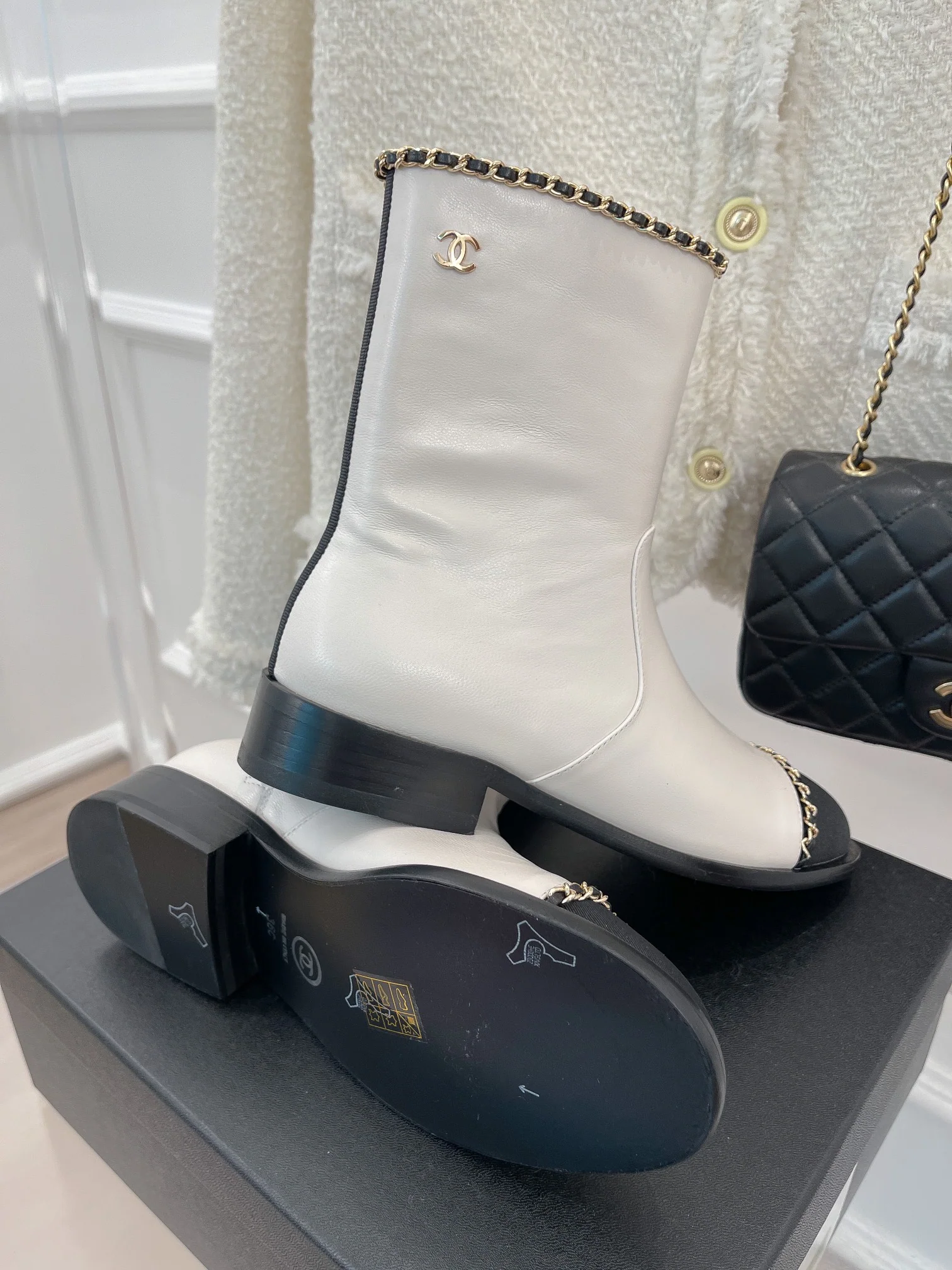 Новинка сезона осень/зима 2023 от Chanel - Ботильоны на массивном каблуке с цепочкой - Белые