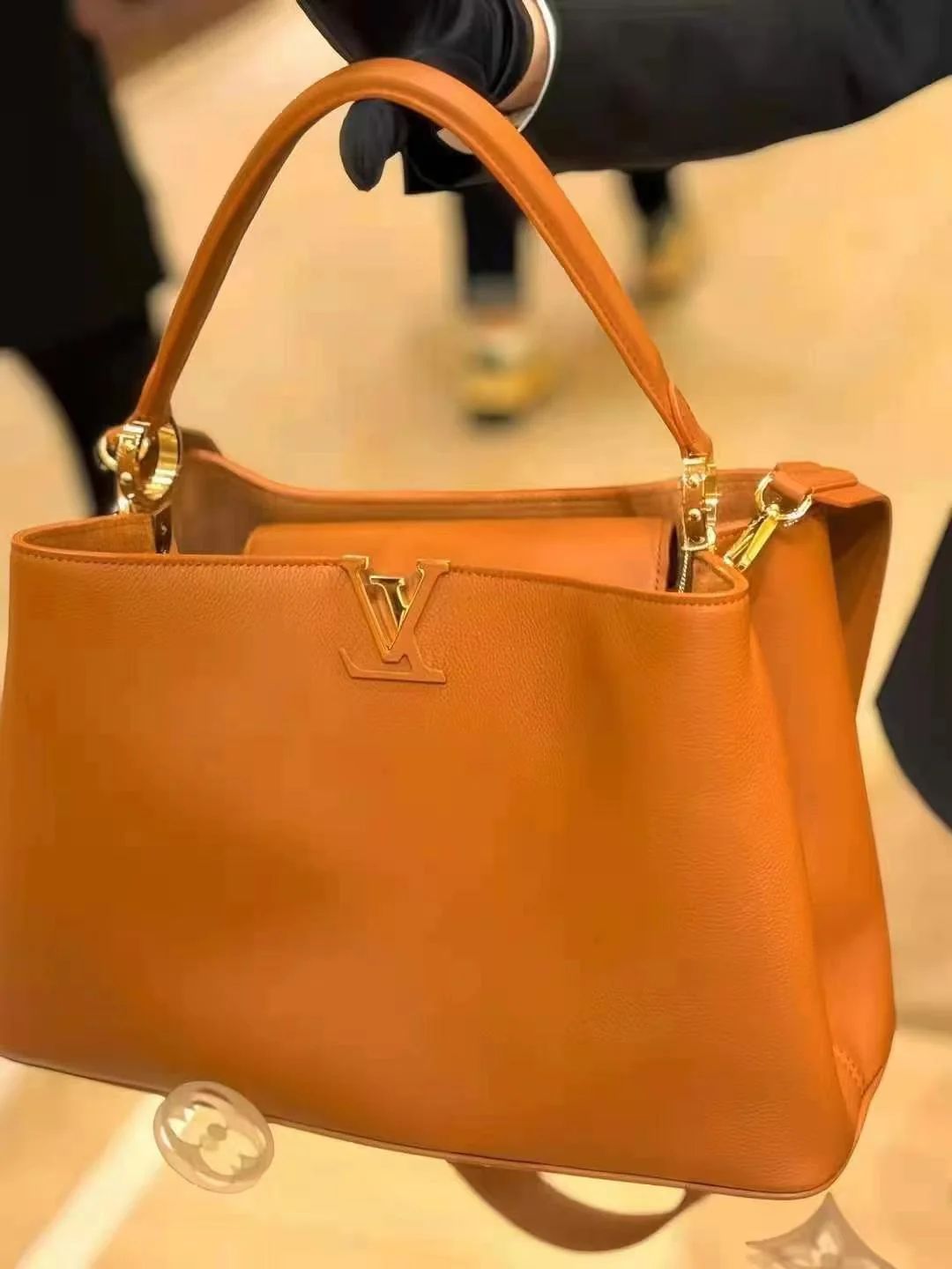 m24067-LV-Capucines Большая сумка, коричневая с золотой фурнитурой