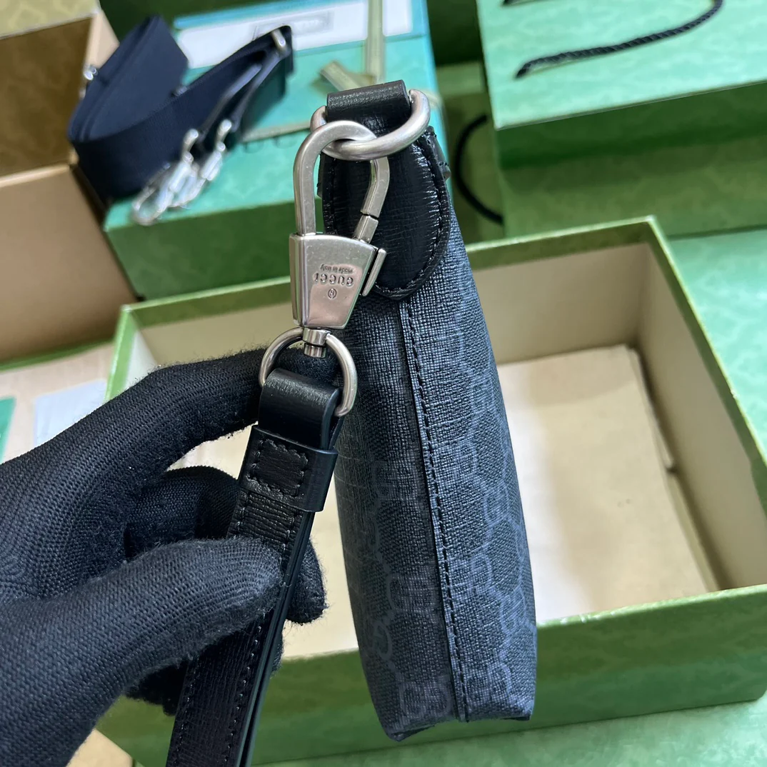 Мини-сумка-мессенджер Gucci из серии Ophidia с двойной пряжкой — черная.