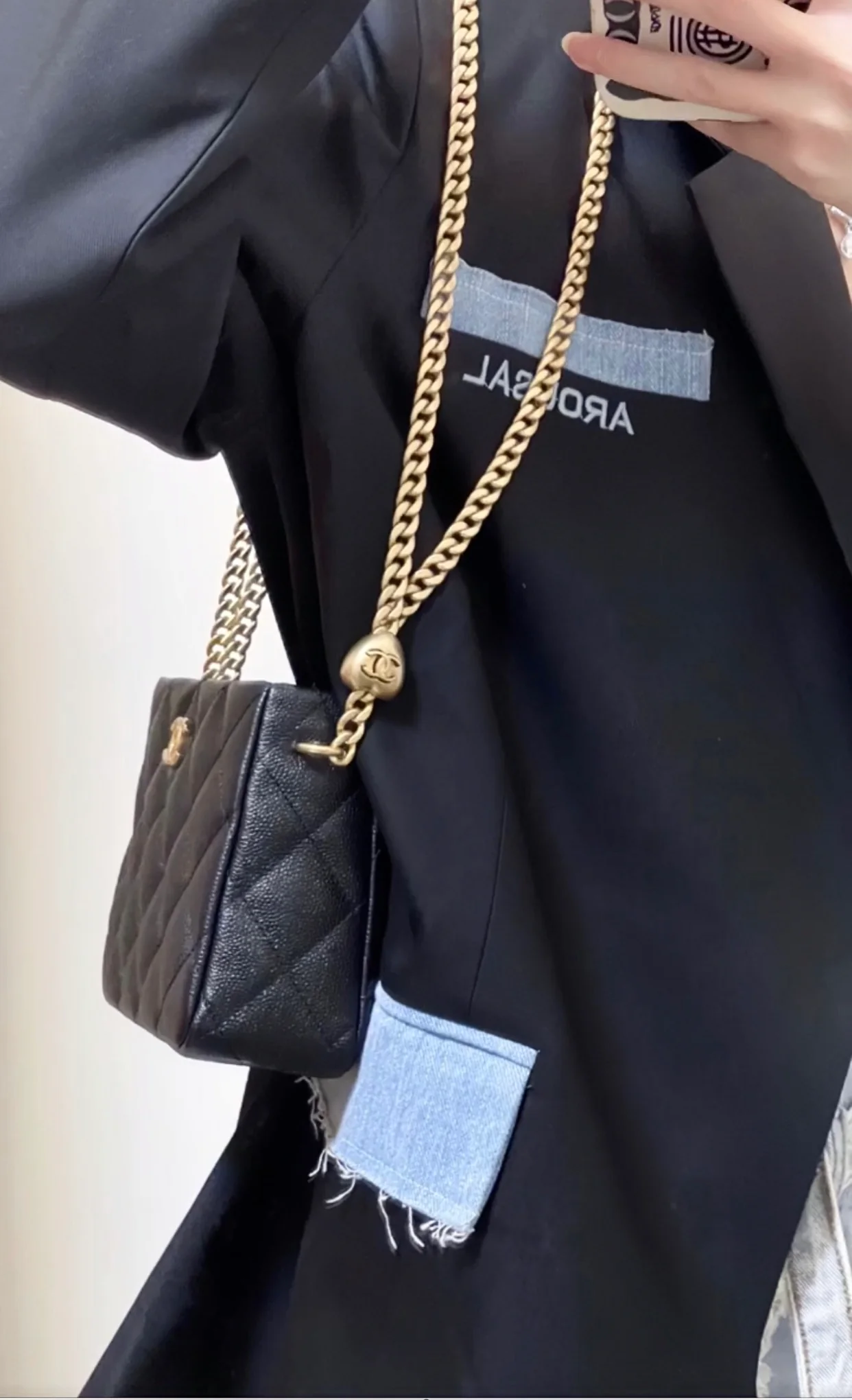 Новинка сезона весна/лето 2023 от Chanel - сумка-хобо в форме сердца - маленькая - черная - фотографии в действии.