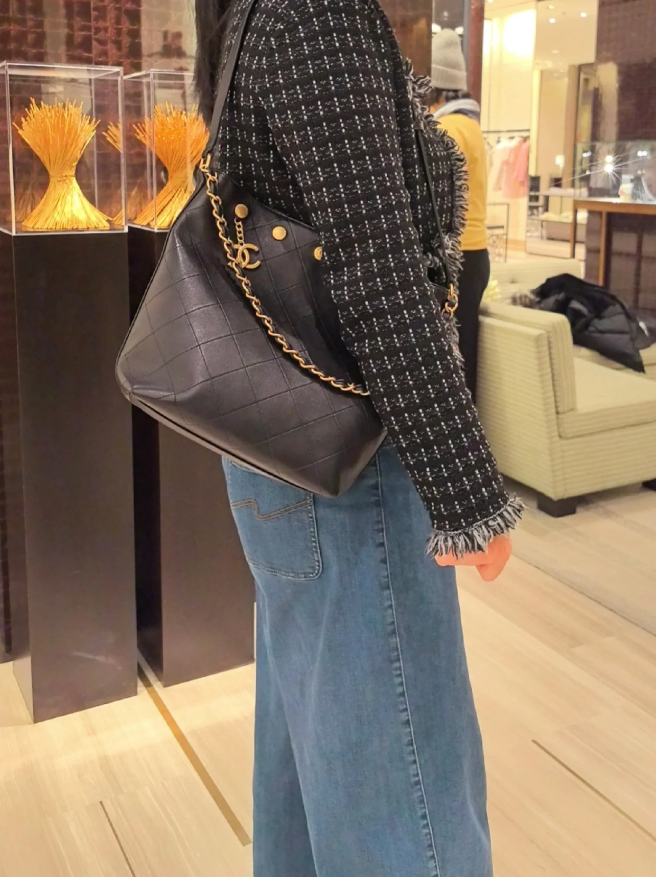 Сумка Chanel в стиле хиппи с золотой монетой 25 пенсов — черно-золотая.