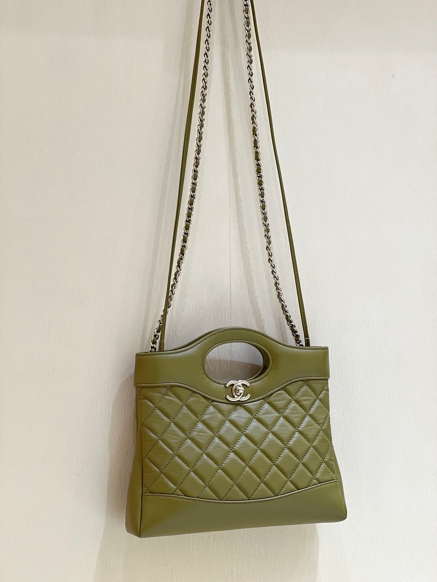 Коллекция Chanel Pre-Fall 2023 - сумка 31bag - оливково-зеленая - мини