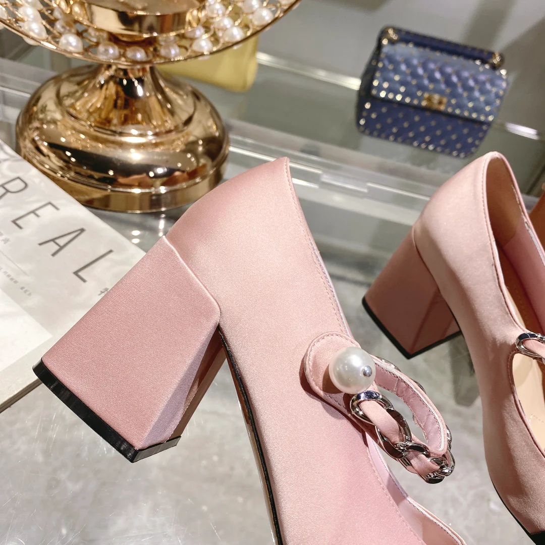 Весенняя коллекция Miu Miu 2023 - Шелковые туфли на массивном каблуке с квадратным носком - Розовые