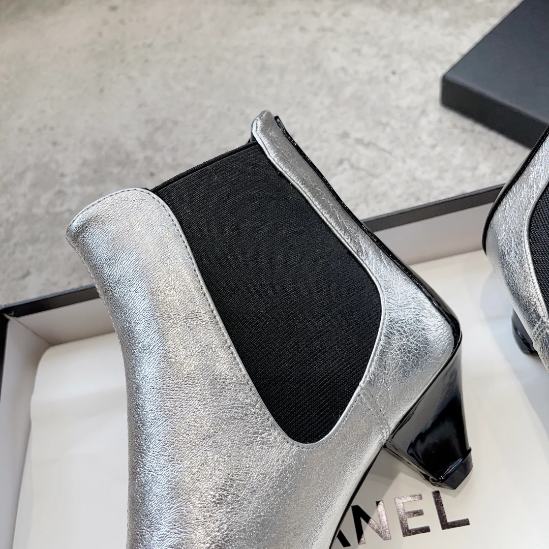 Новинка сезона ?Ранняя осень 2023? от Chanel — ботильоны ?Челси? на низком каблуке — серебристые.
