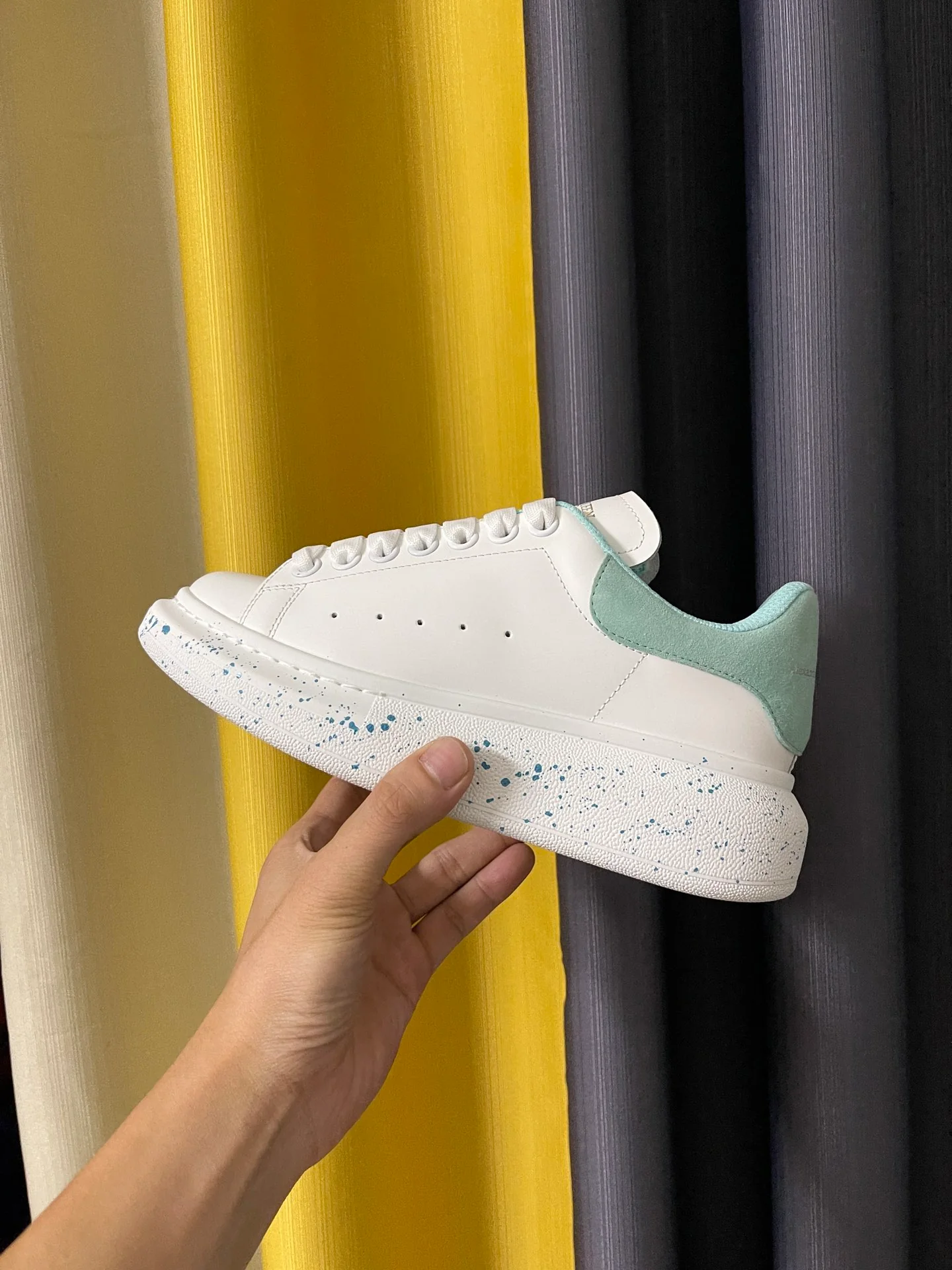 Классические белые кроссовки McQueen - унисекс - акварельный рисунок - подошва с синими точками в стиле граффити