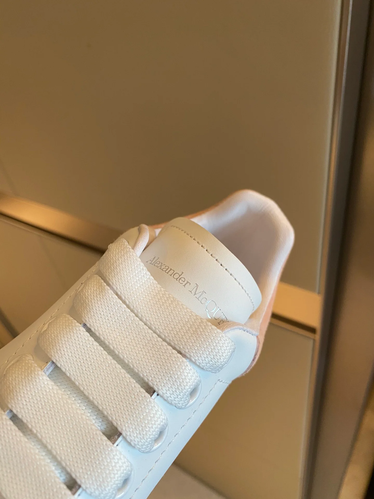 Классические белые кроссовки McQueen с замшевой подошвой и светло-розовым каблуком