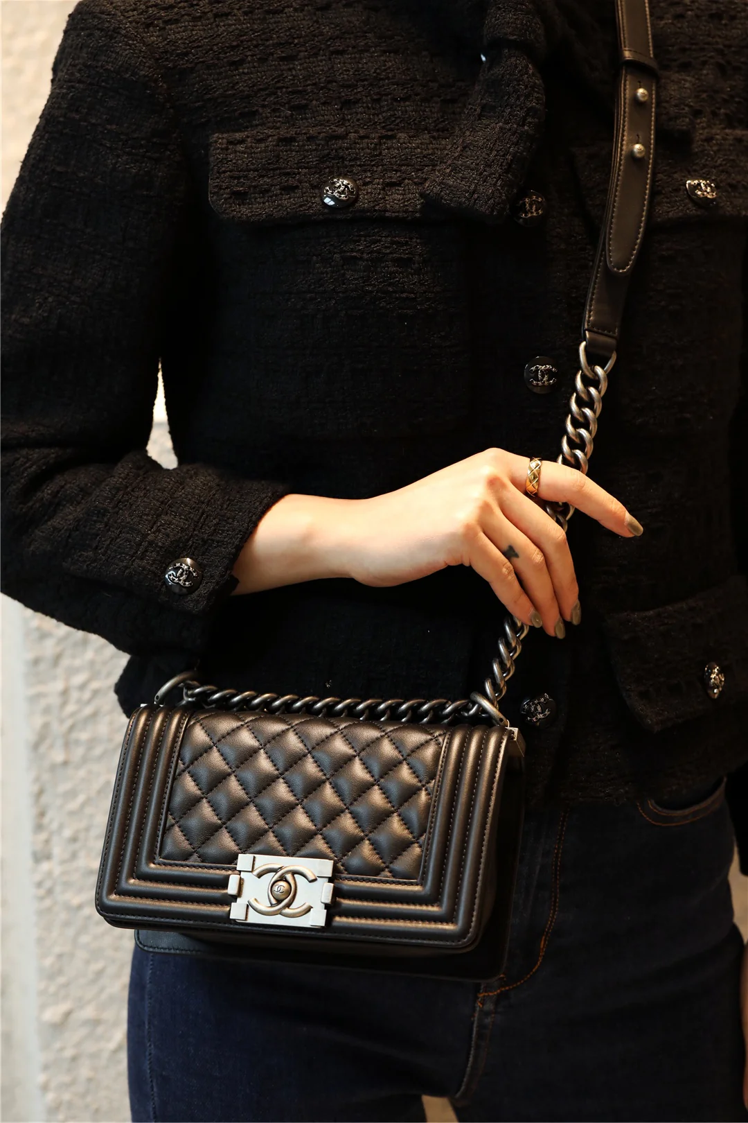 Мини-сумка Chanel Le Boy из черной телячьей кожи с винтажной серебряной пряжкой.