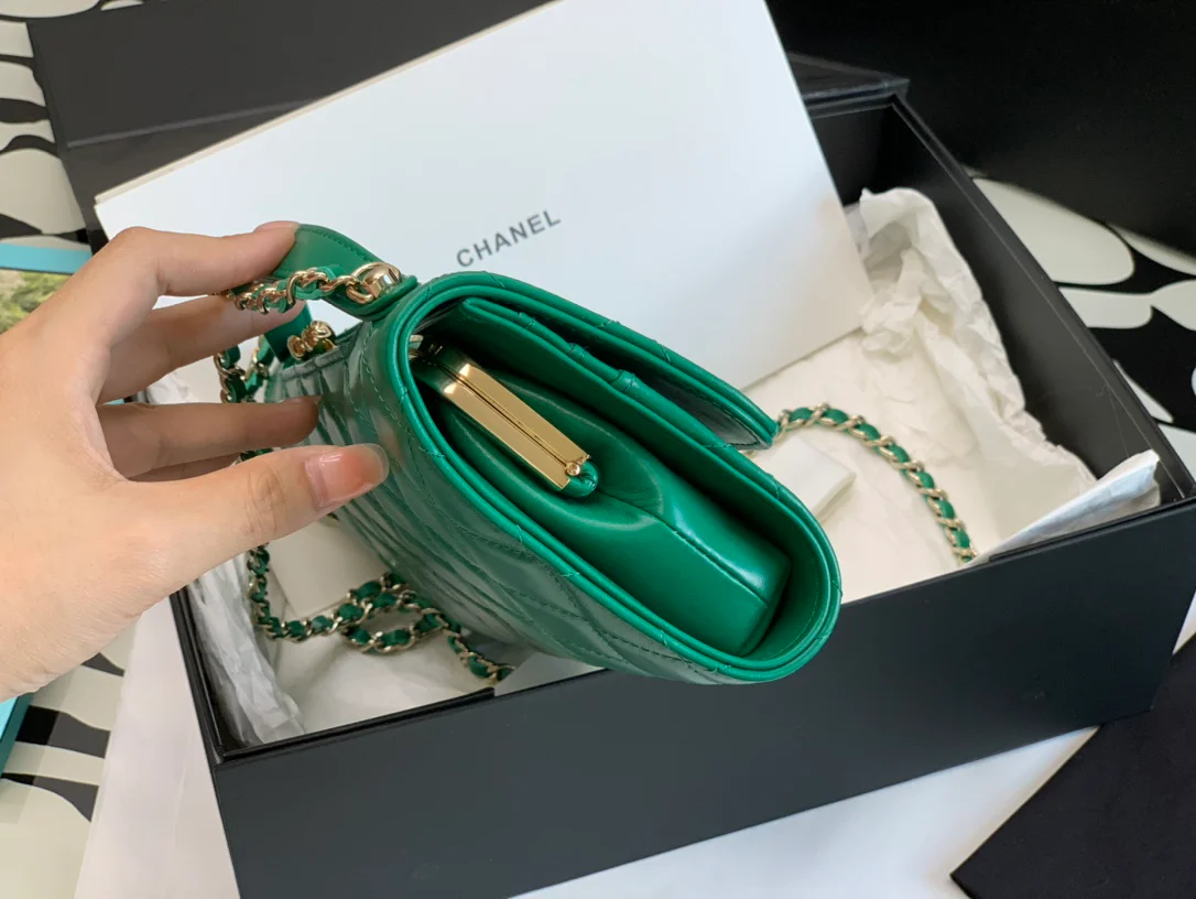 Новая вечерняя сумочка Chanel 2022 года - зеленая.