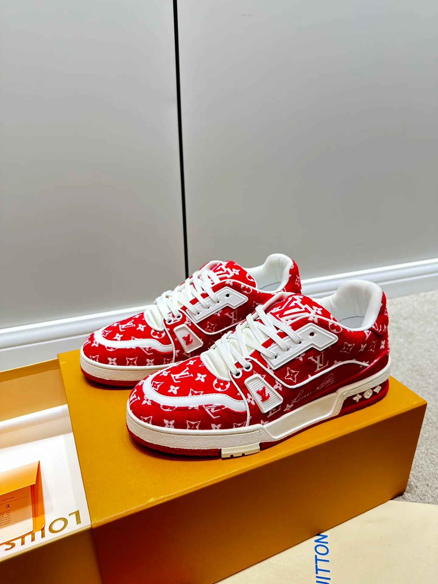 Кроссовки LV Trainer - с принтом по всей поверхности - красные