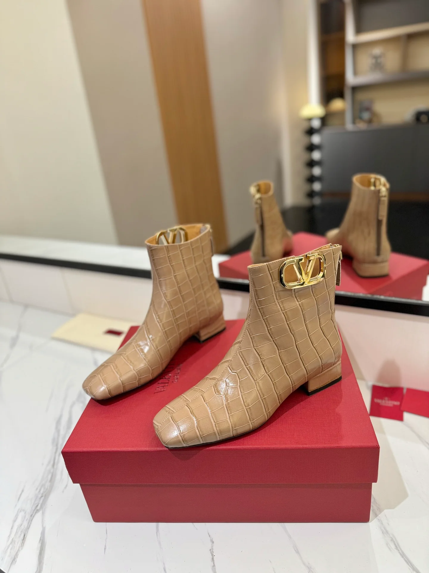 Ботильоны Valentino 2024 из кожи, кофейно-коричневого цвета.