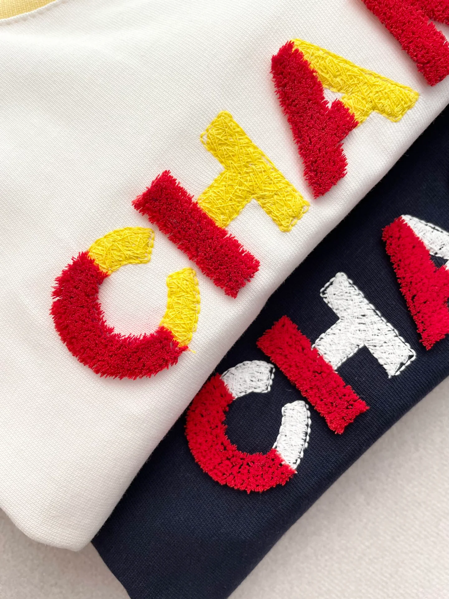 Футболка Chanel 2403 с вышитой 3D-буквой в виде зубной щетки, белая.