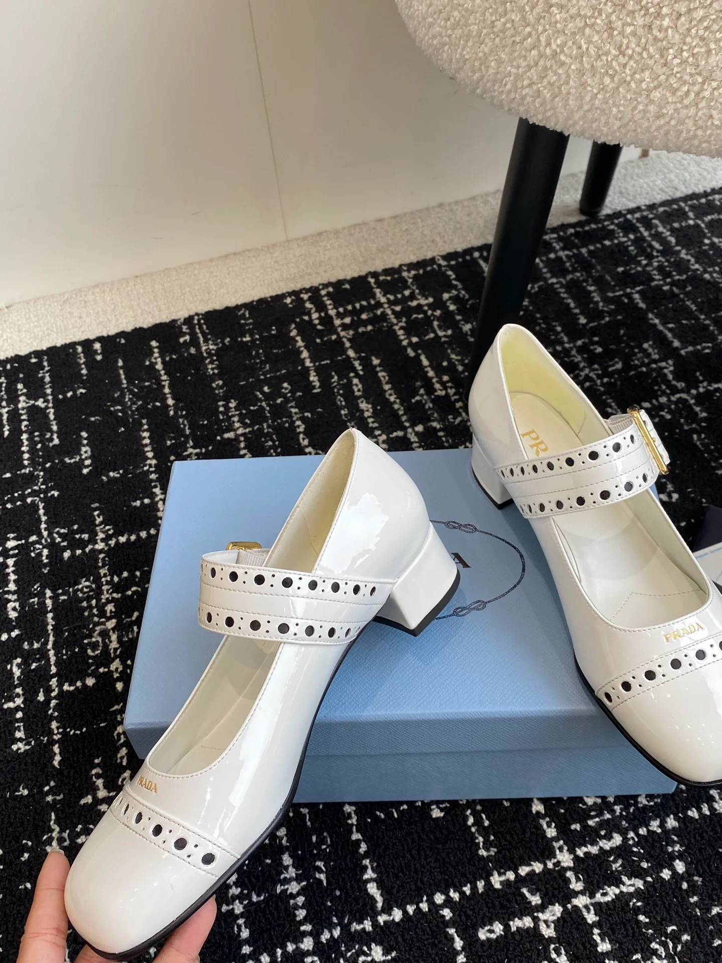 Туфли-мэри-джейн Prada 2024 в стиле ретро - белые