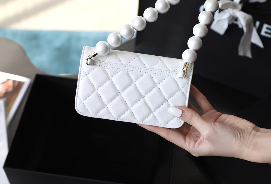Маленькая сумочка Chanel с жемчужной цепочкой