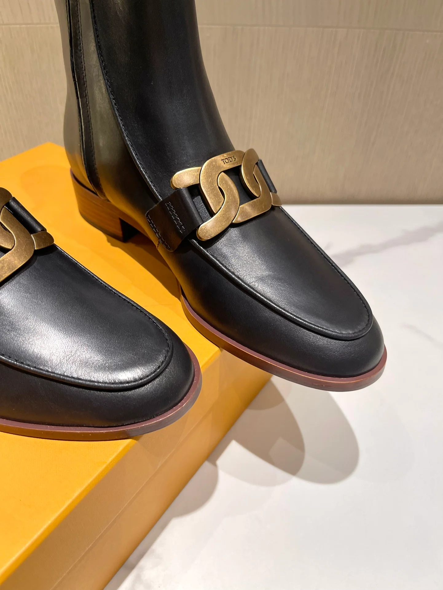 Tods - Новинка сезона осень/зима 2022 - Ботильоны на толстом каблуке крупной вязки с золотой пряжкой - 3