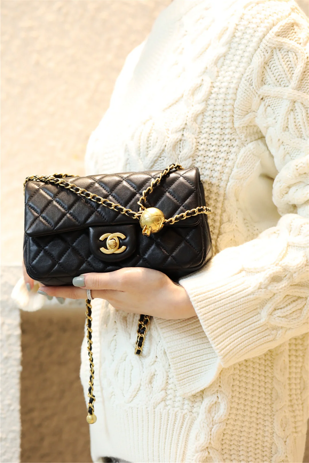 Chanel - Золотая сумка-клапан с шариком из углеродного волокна