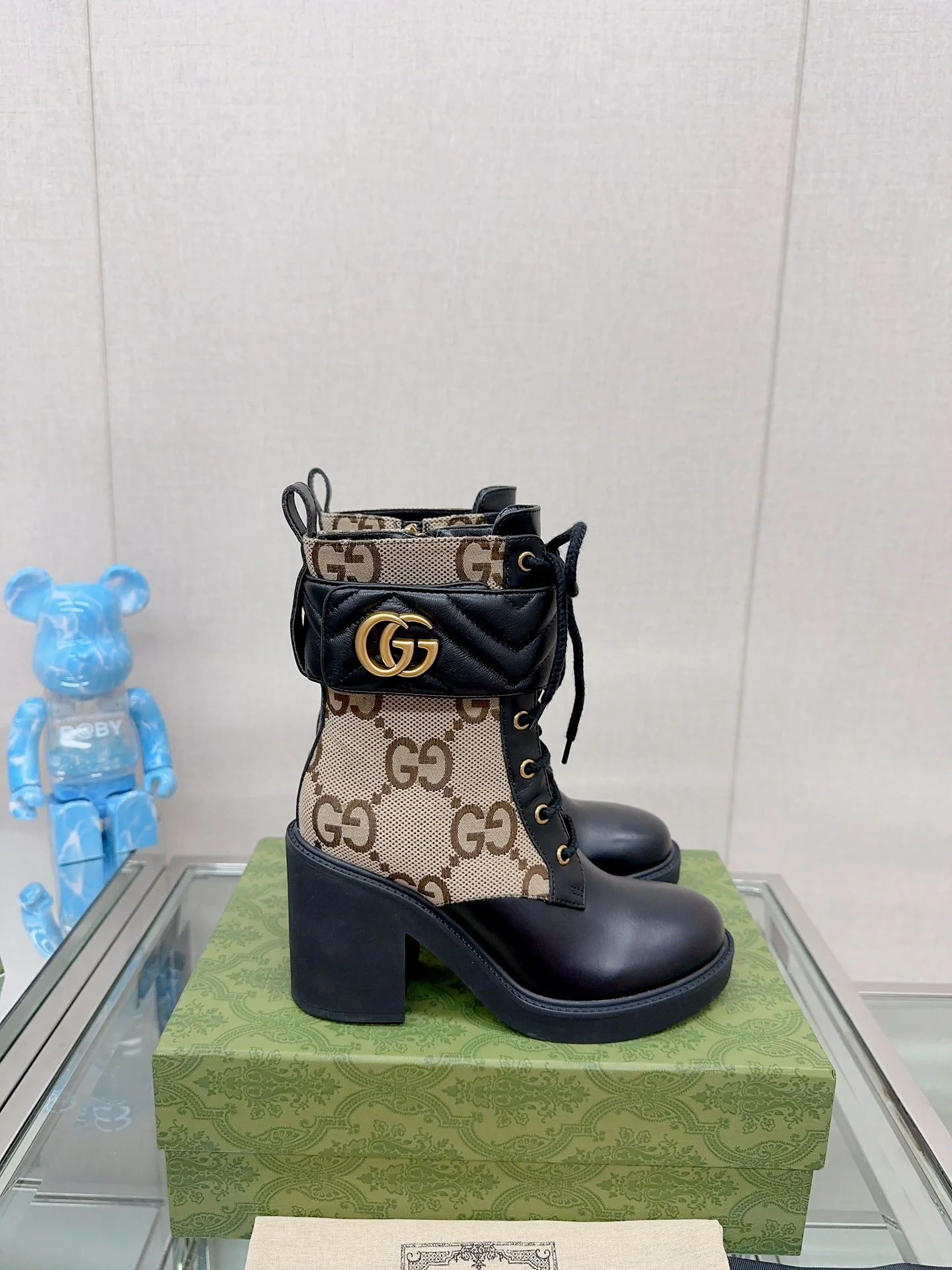 Новинка 2023 года от Gucci - Ботильоны на высоком каблуке с пряжкой и шнуровкой Double G - Монограммная канва.