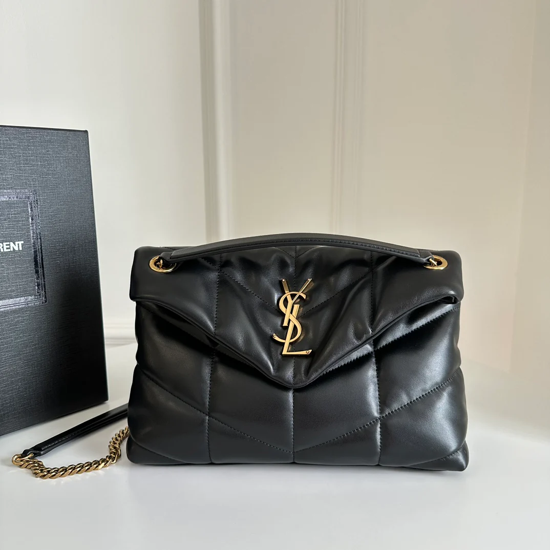 Пуховая сумка YSL Loulou Puffer 29 см из стеганой овечьей кожи цвета ?облако? — черная с золотой фурнитурой.