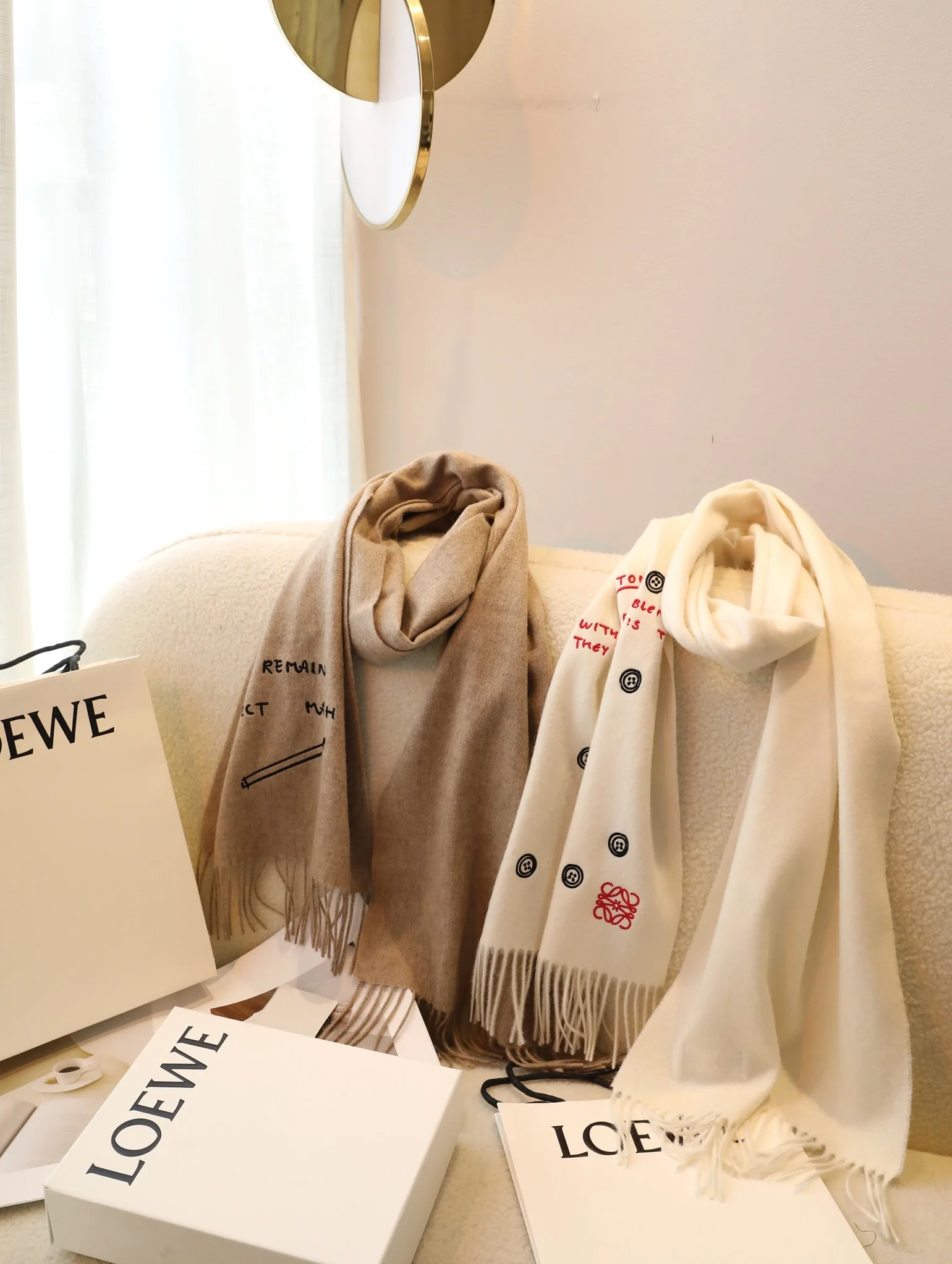 Шарф Loewe с вышивкой пуговицами в виде анаграммы - 35 см - 180 см - 100% овечья шерсть