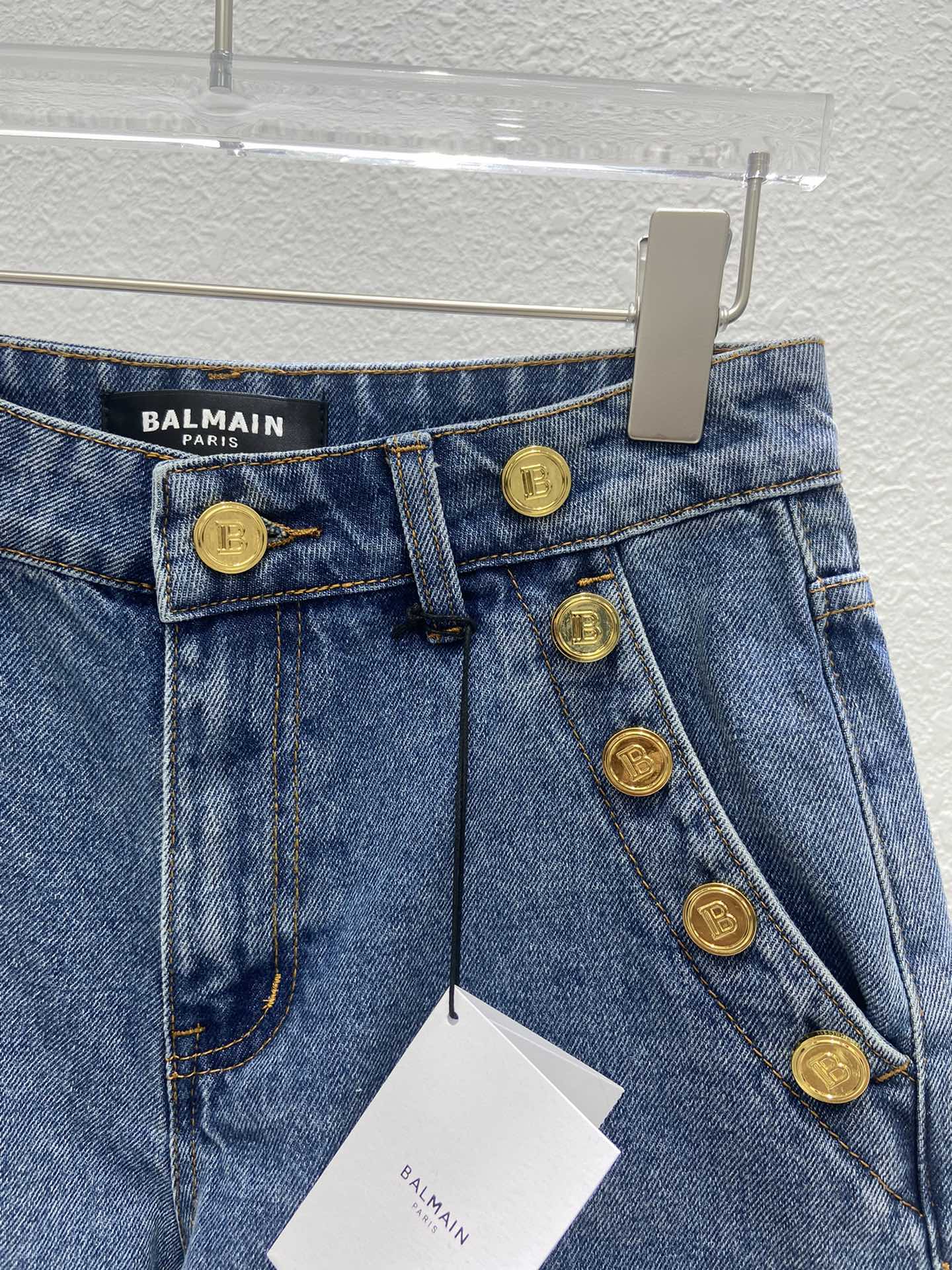 Balenciaga 2404 - Джинсовые шорты на пуговицах