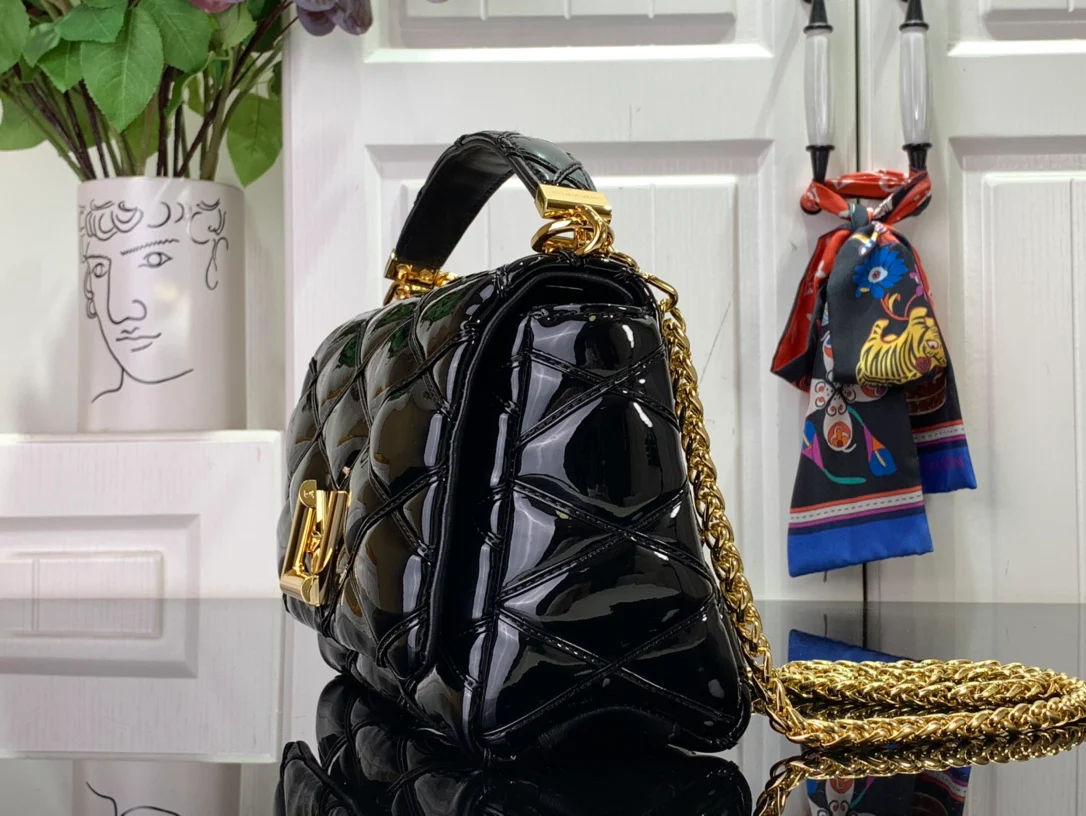 m25046-LV-Кварцевая сумка на цепочке с тиснением, черная лакированная кожа с золотой пряжкой