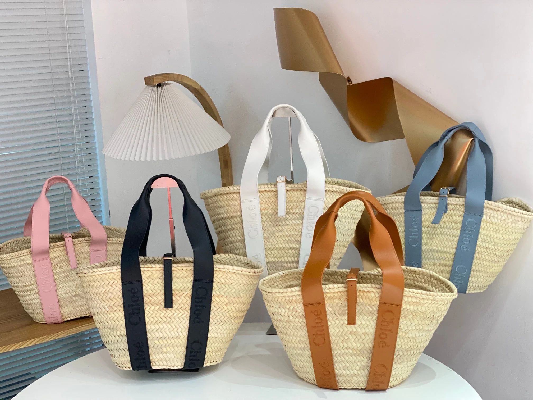 Новинки летней коллекции Chloe 2023 — сумки из плетеной соломы — изображение коллекции