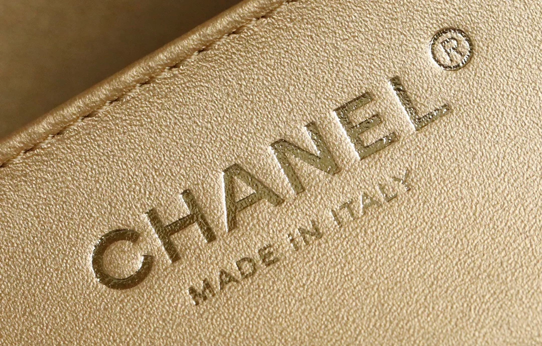 Chanel - Золотая сумка-клатч CF Flap Bag - Мини-версия в форме куриного желтка