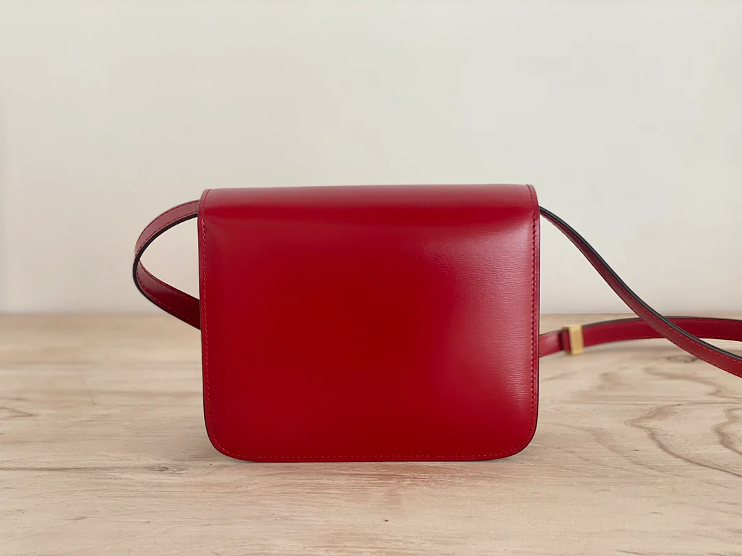 Сумка Celine Box-Tteen из полированной телячьей кожи - красная.