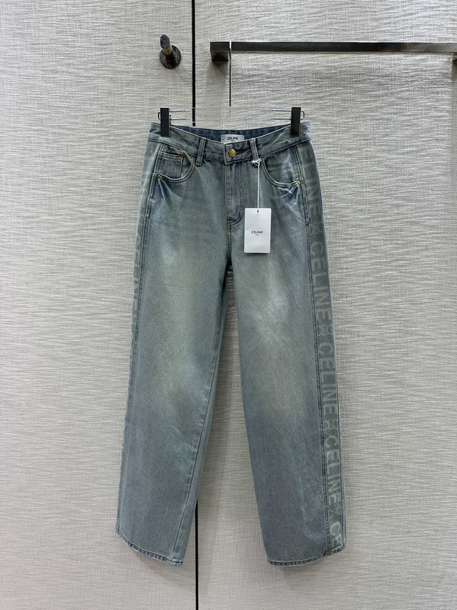 Джинсы Celine 2404 с цветовыми блоками, логотипом, высокой талией и прямым кроем.