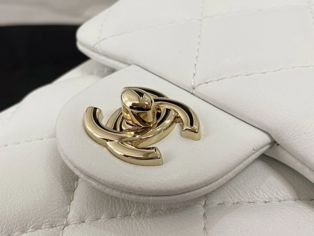 Сумка для телефона Chanel CF Pearl из коллекции Весна/Лето 2020 - белая.