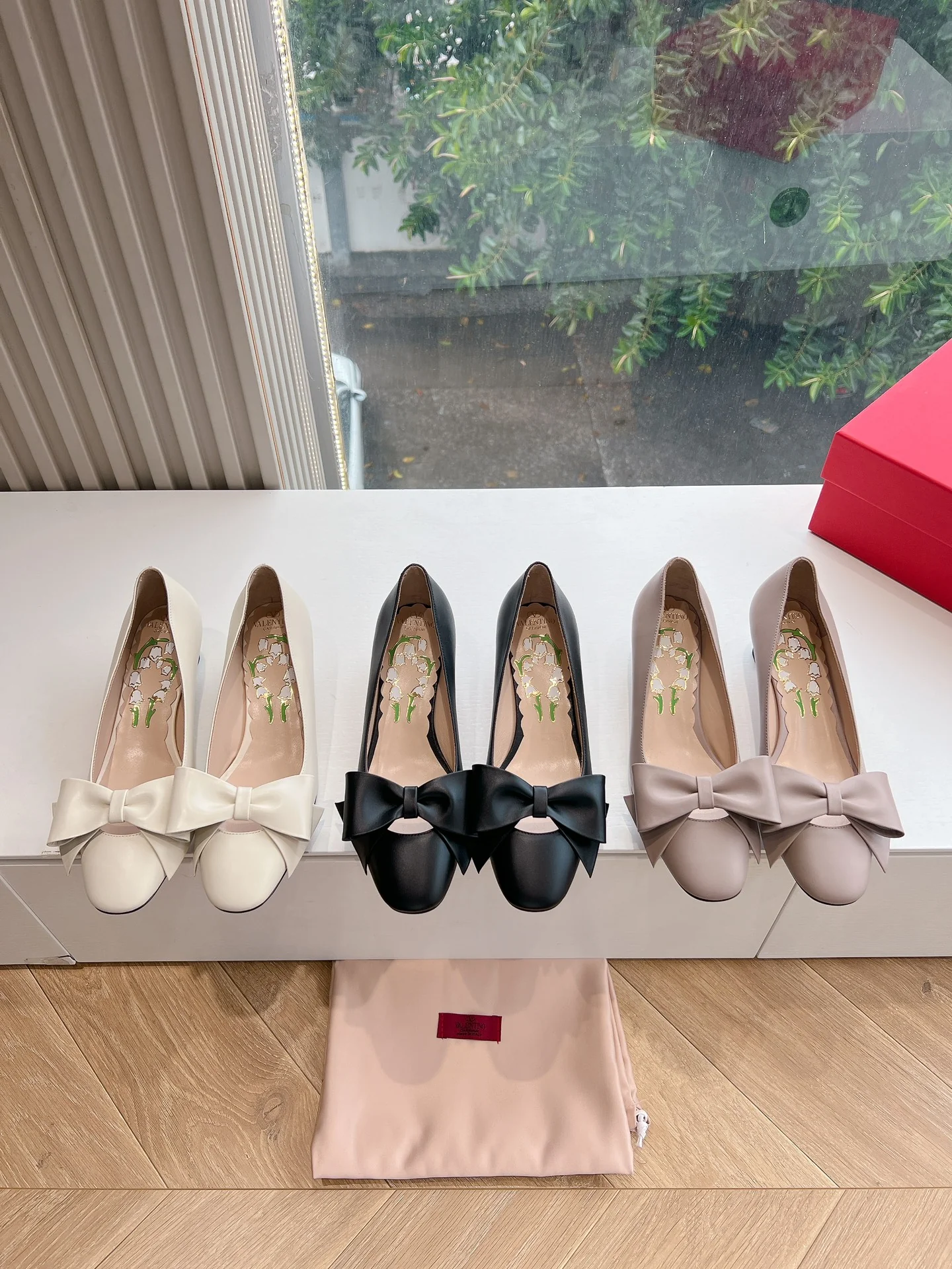 Туфли на высоком каблуке с бабочкой от Valentino, коллекция 2024 года - изображение коллекции.